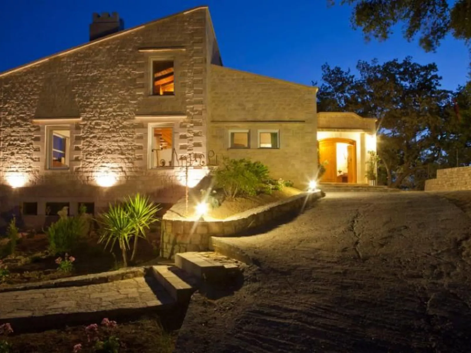 Villa aus Stein mit privatem Pool und BBQ-Bereich-Image-tags.info