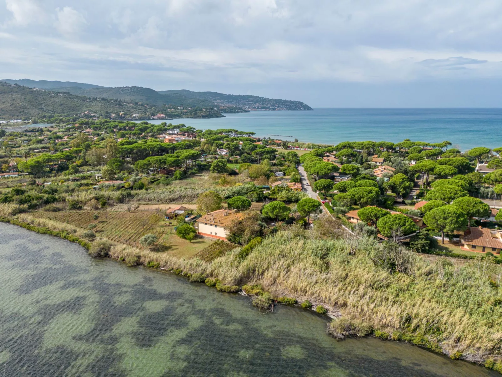 Rustikales Bauernhaus nur einen Steinwurf vom Meer entfernt-Buiten