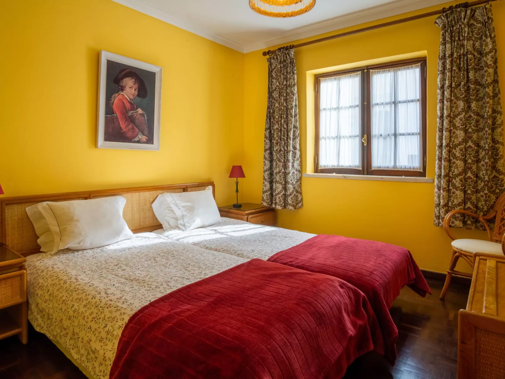 Schönes Ferienhaus in Colares mit Privatem Pool