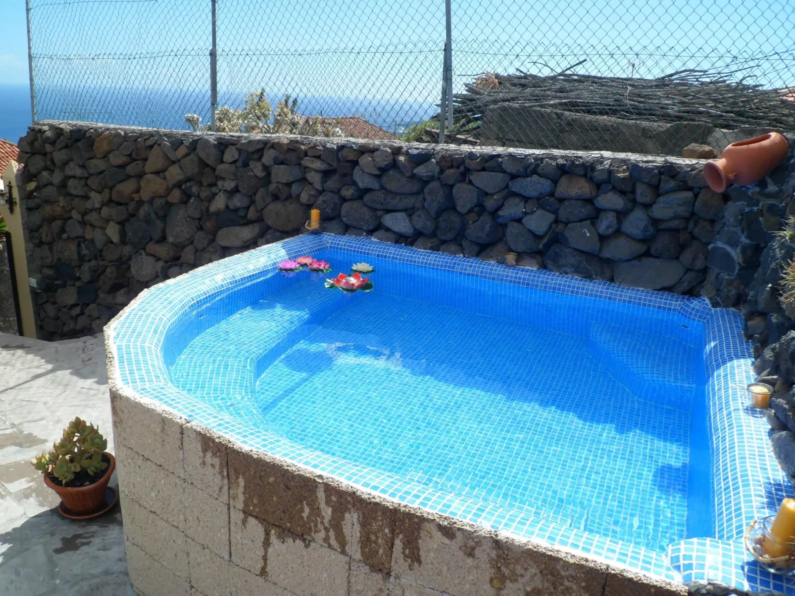 Haus mit Schwimmbad-Whirlpool in ruhiger Umgebung.-Buiten