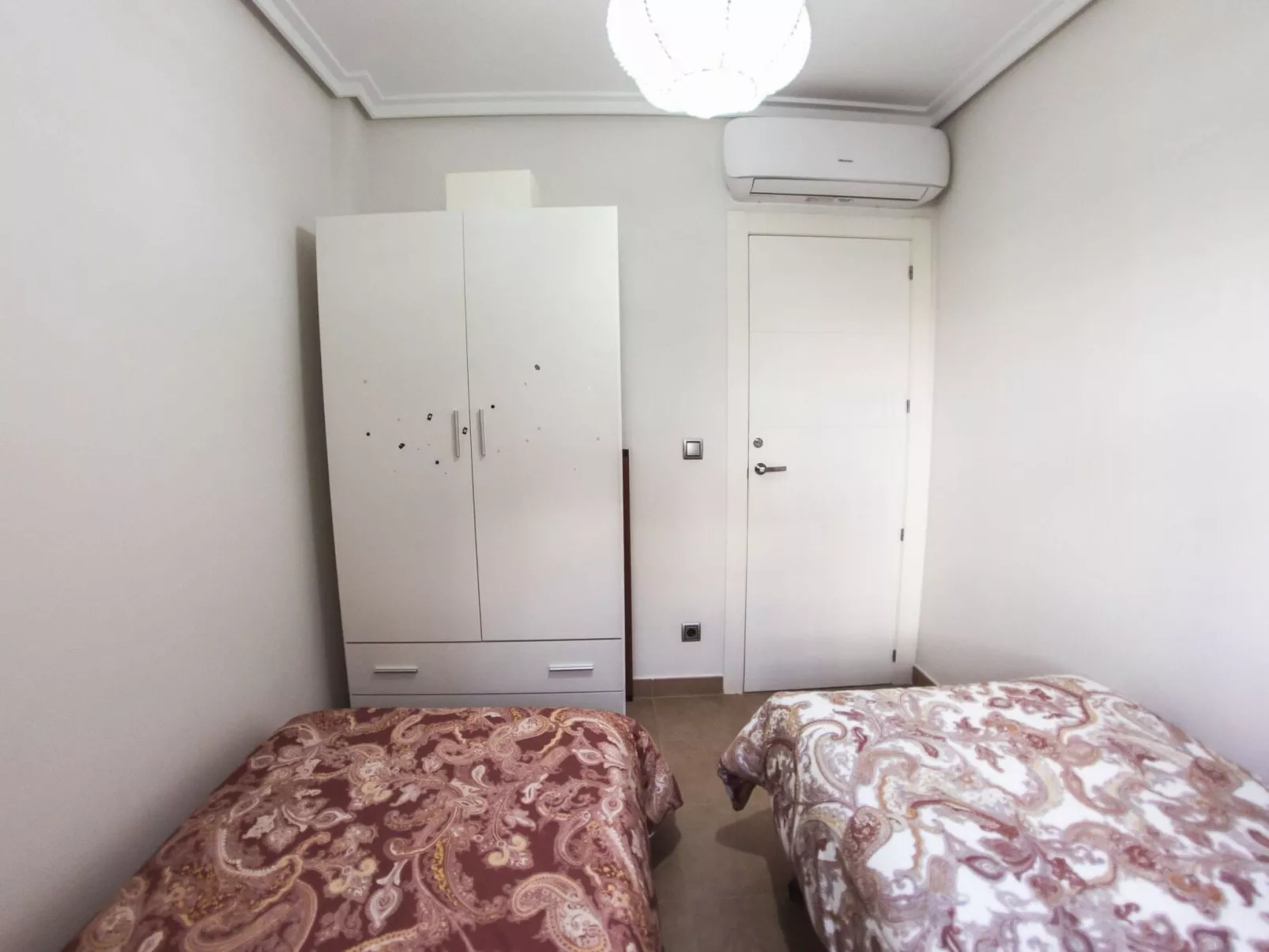 La Invincible Terreros in der 1. Reihe des Strandes-Binnen