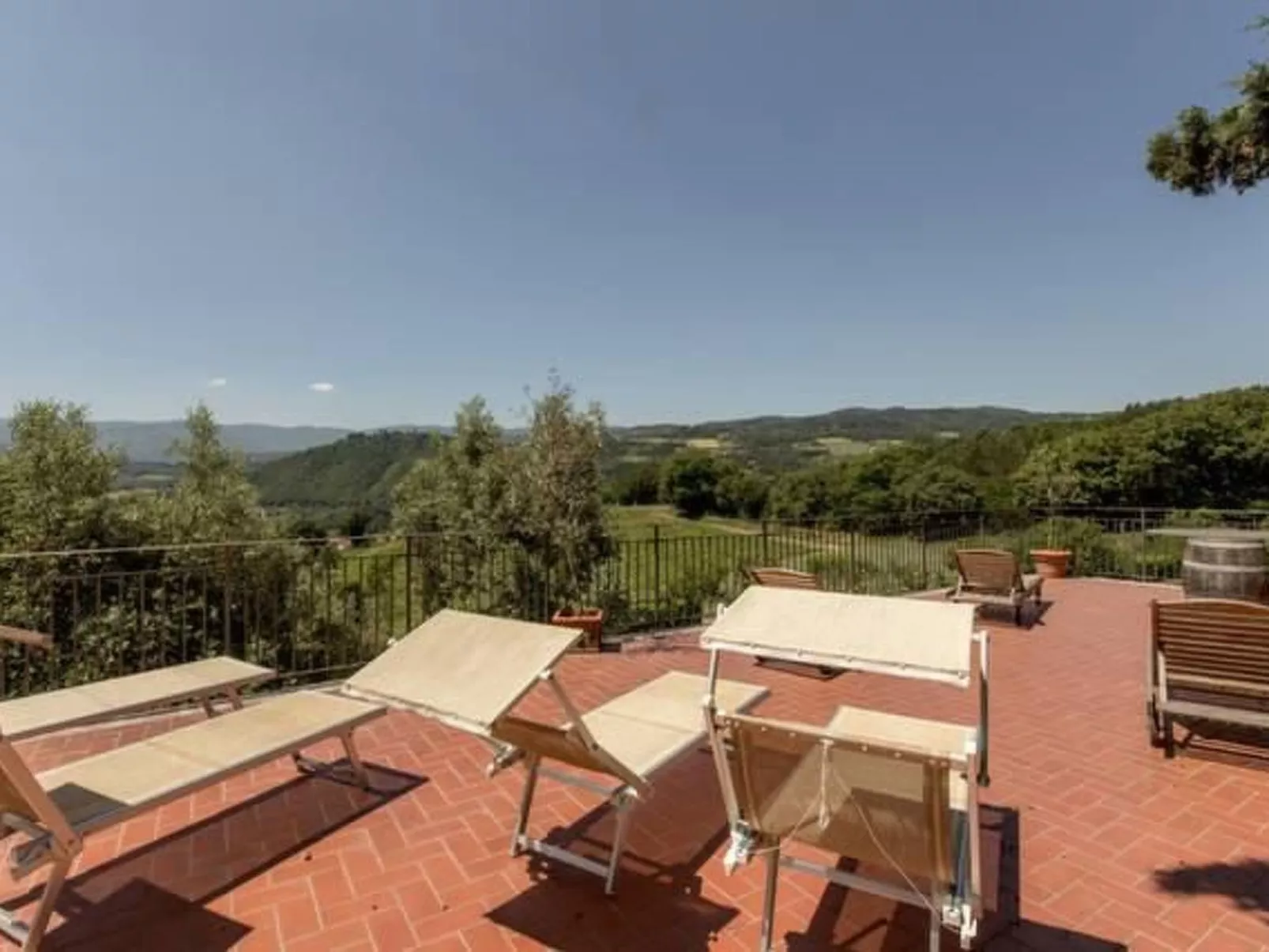 Magnolienhaus mit Pool zwischen Florenz und Arezzo