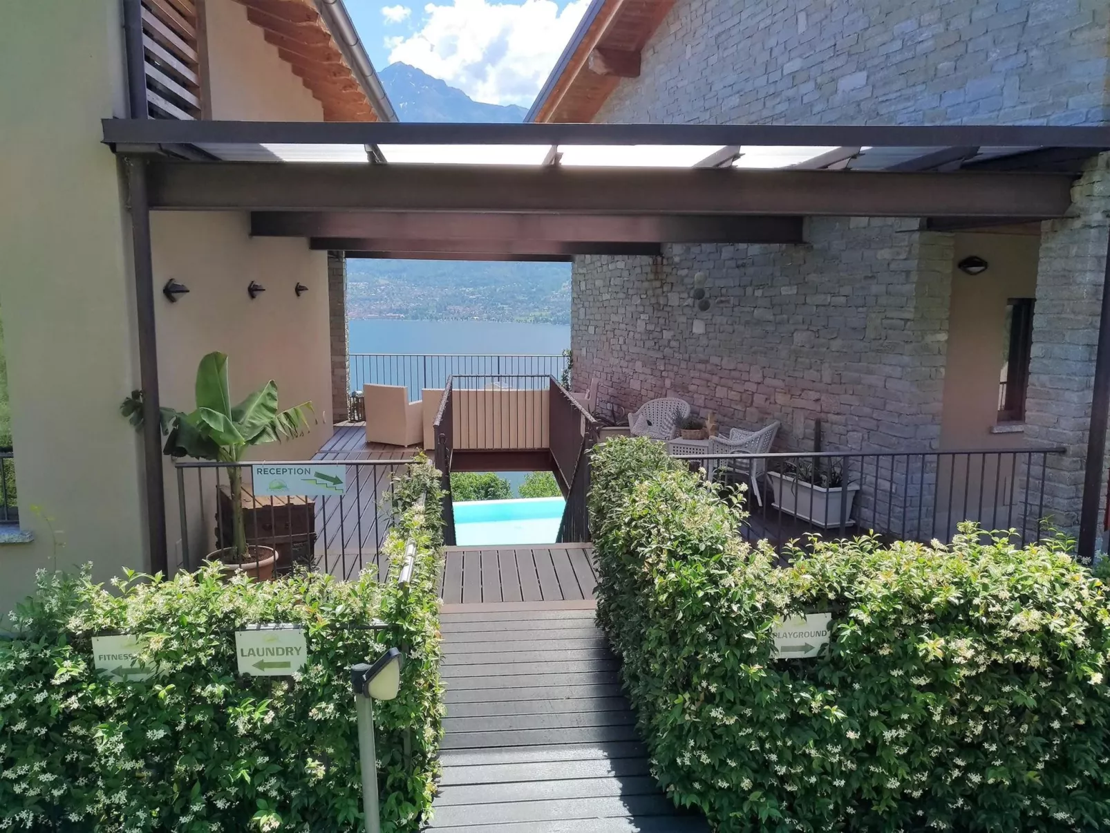 Wohnung mit Schwimmbad und fantastischem Seeblick-Buiten