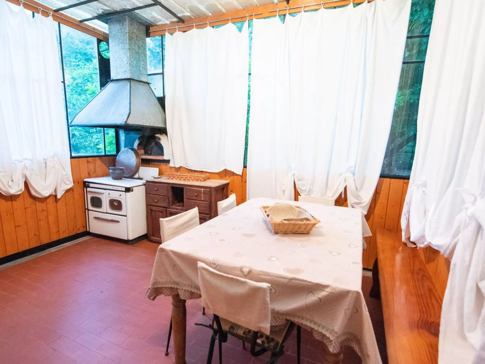 Haus inmitten der Natur mit Schwimmbad