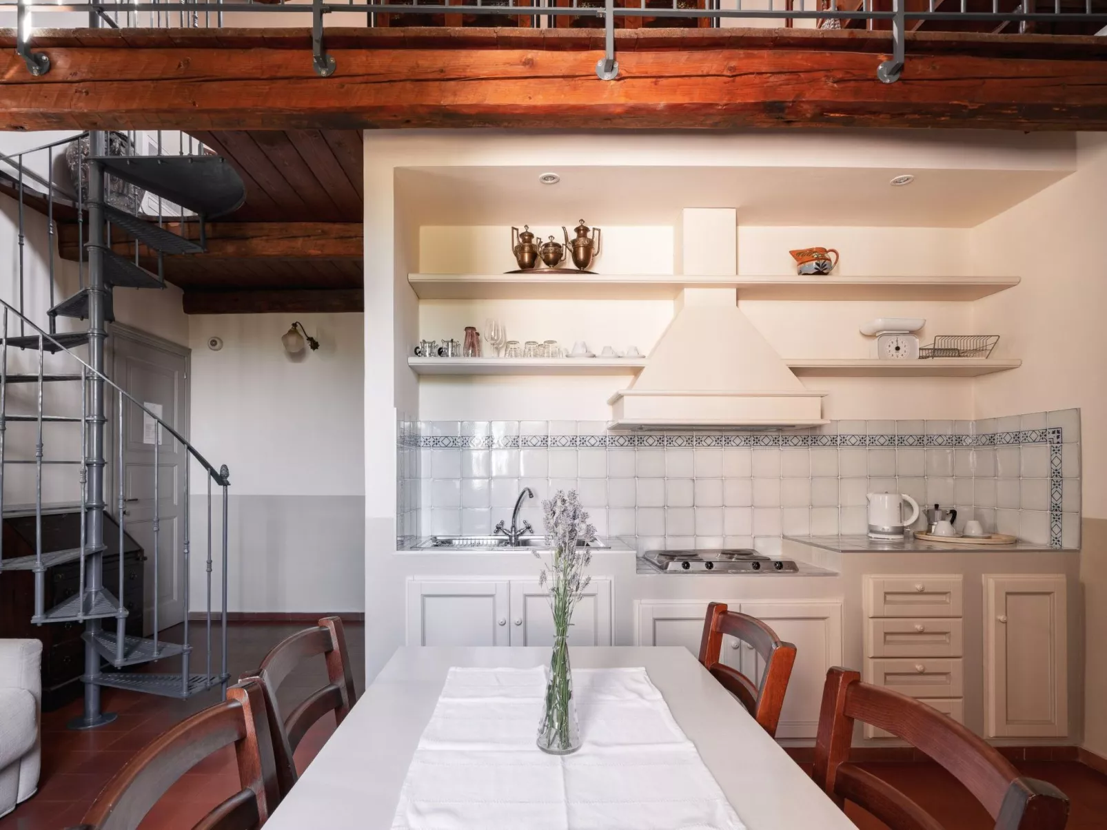 Mit Mezzanin und Schwimmbad, in einem Bauernhaus in den Hügeln