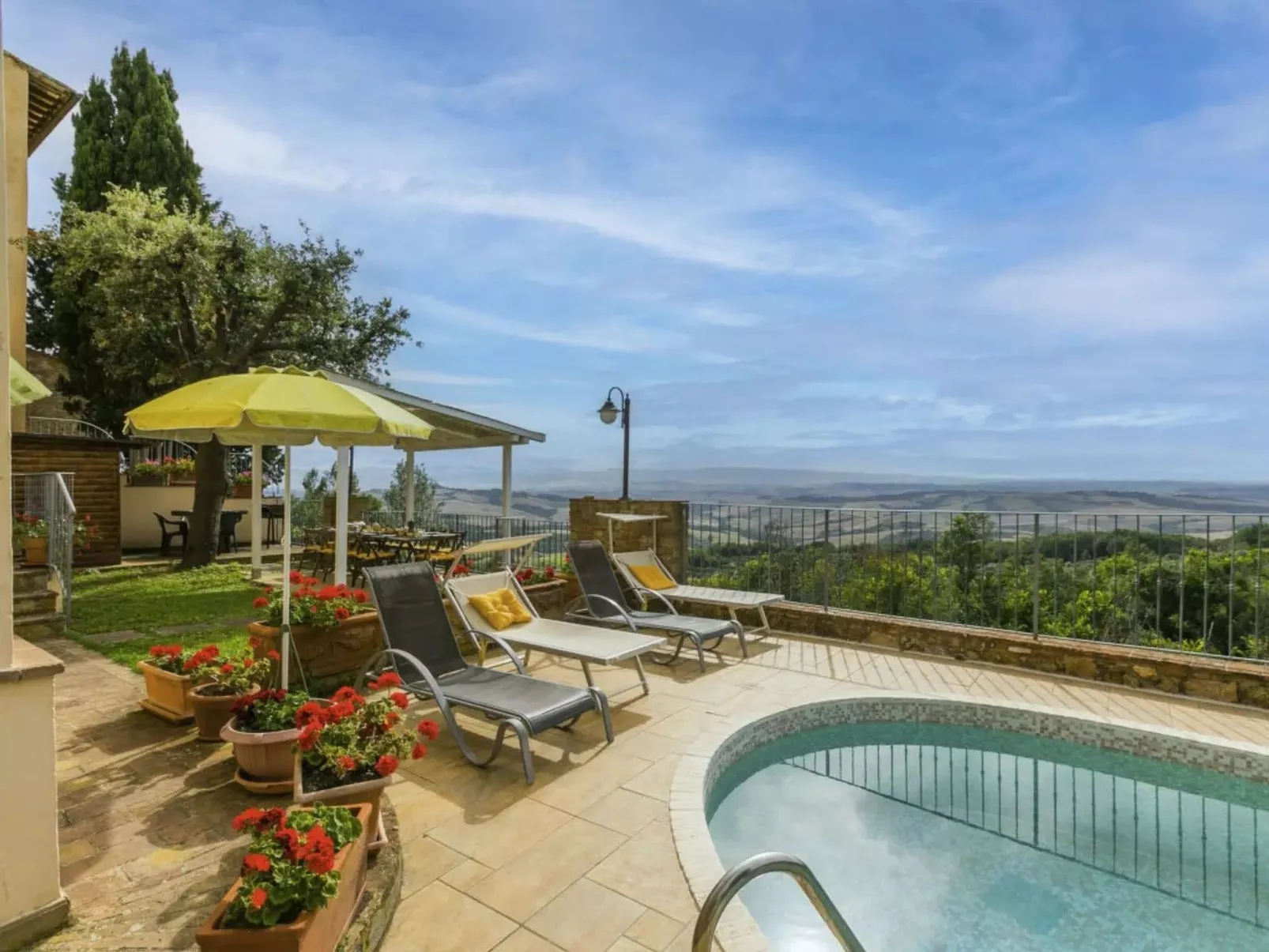 Vier-Zimmer-Wohnung 2 Bäder mit Schwimmbad zur alleinigen Nutzung