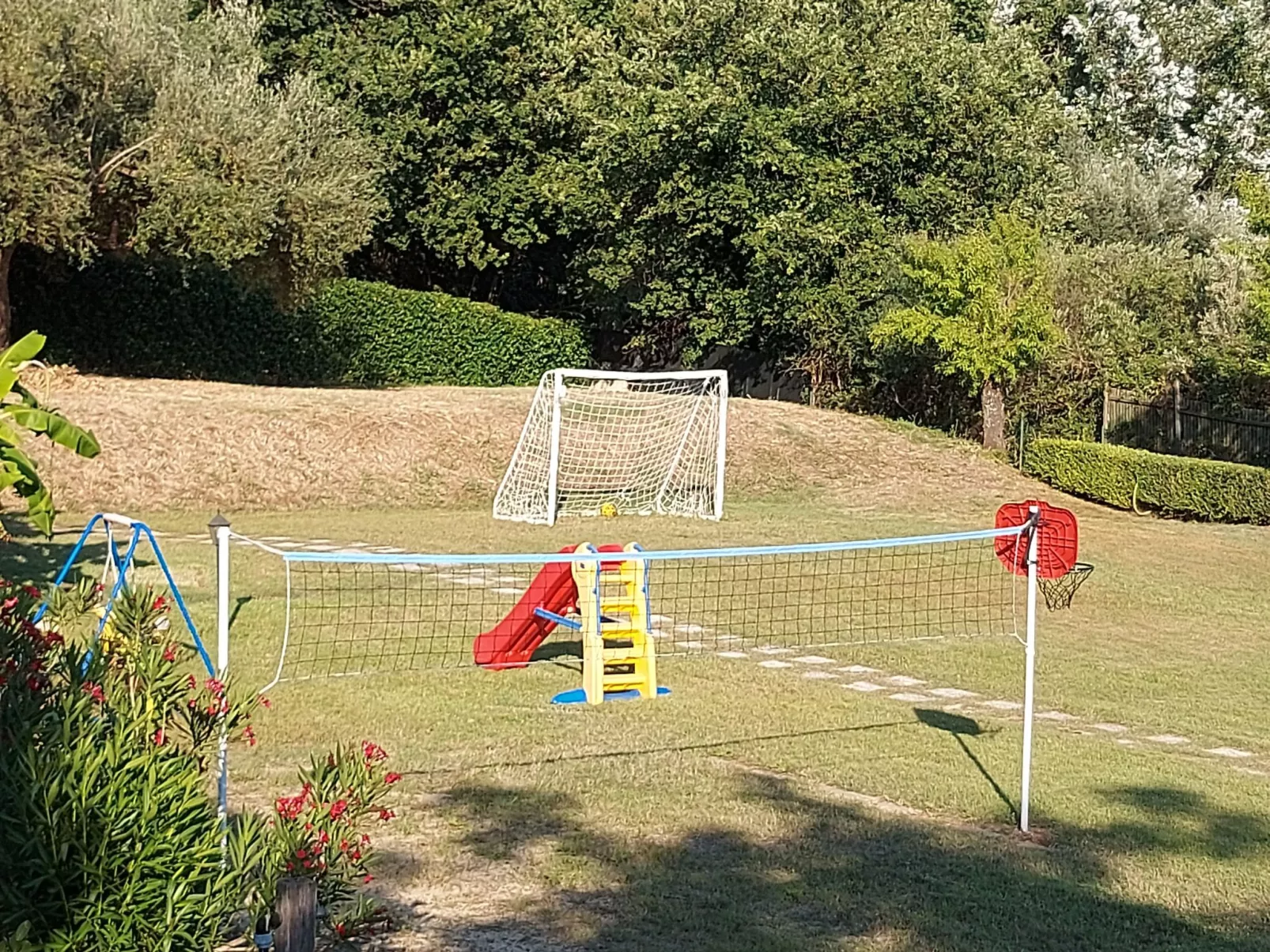 Villa im Grünen mit Schwimmbad und Meerblick-Buiten