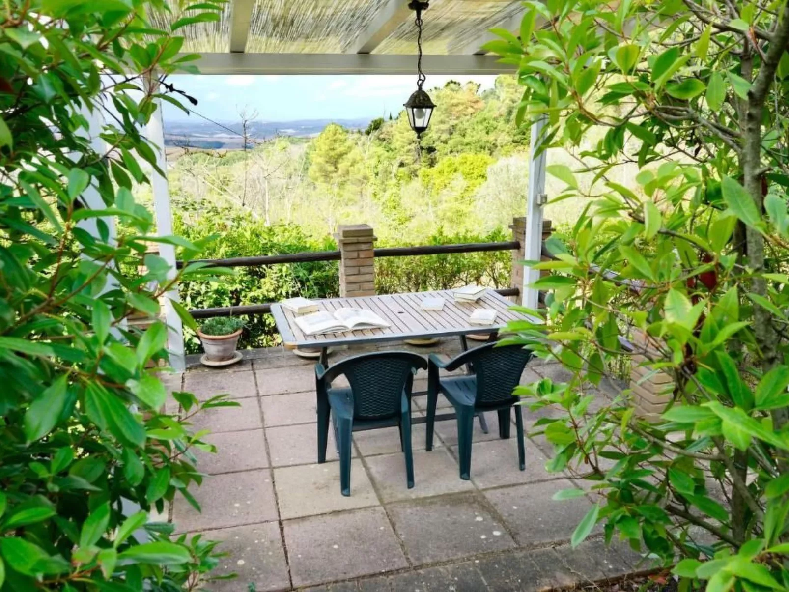 Zweizimmerwohnung mit Schwimmbad und Garten zur alleinigen Nutzung