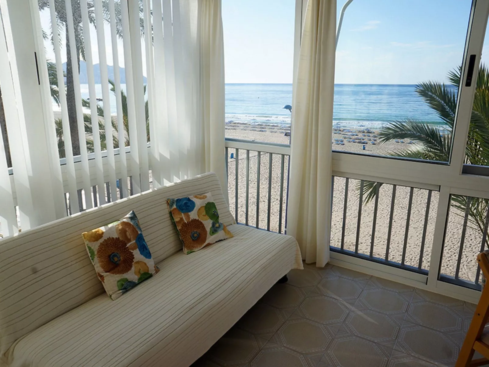 Esmeralda-Image-tags.info