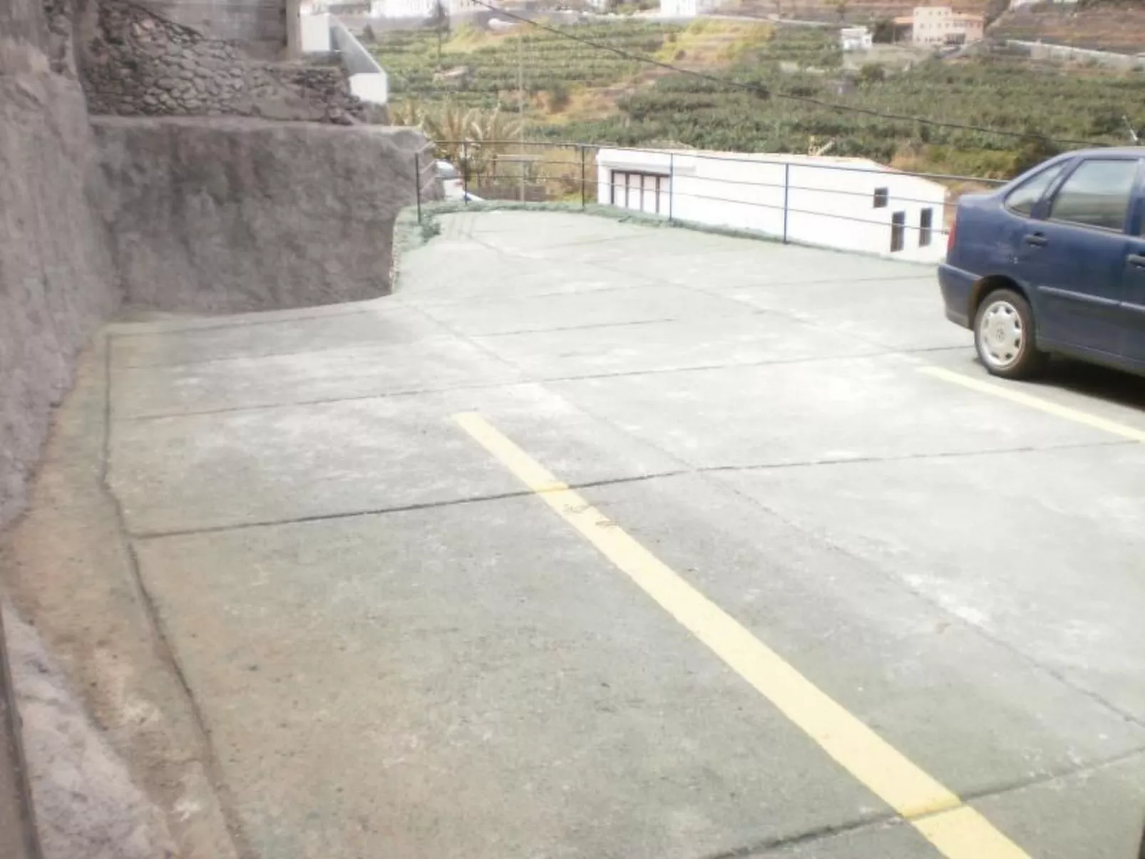 Ländliches Haus mit herrlichem Blick auf das Meer und das Tal.