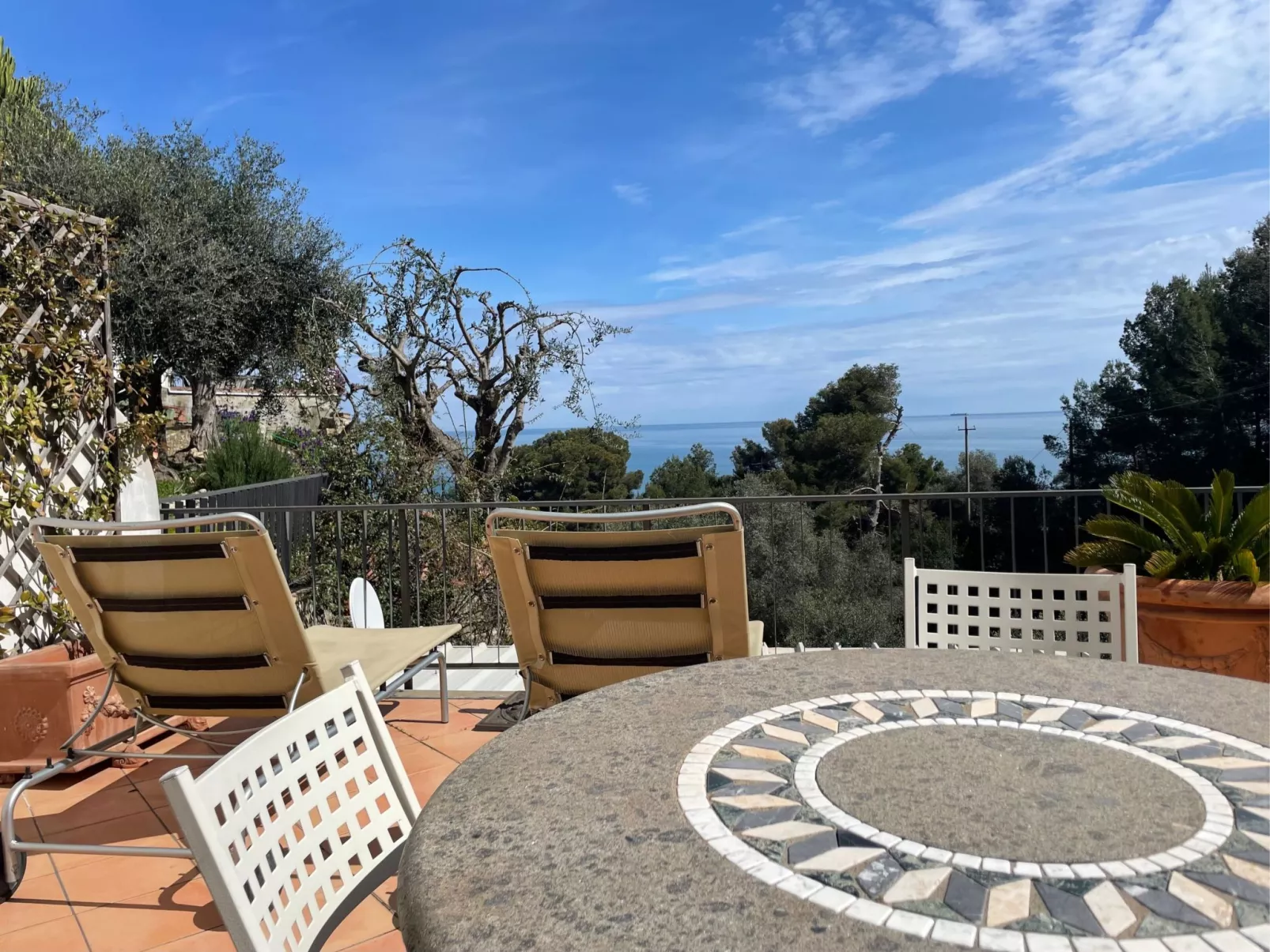 Junges Haus' Wohnung mit Wasserblick