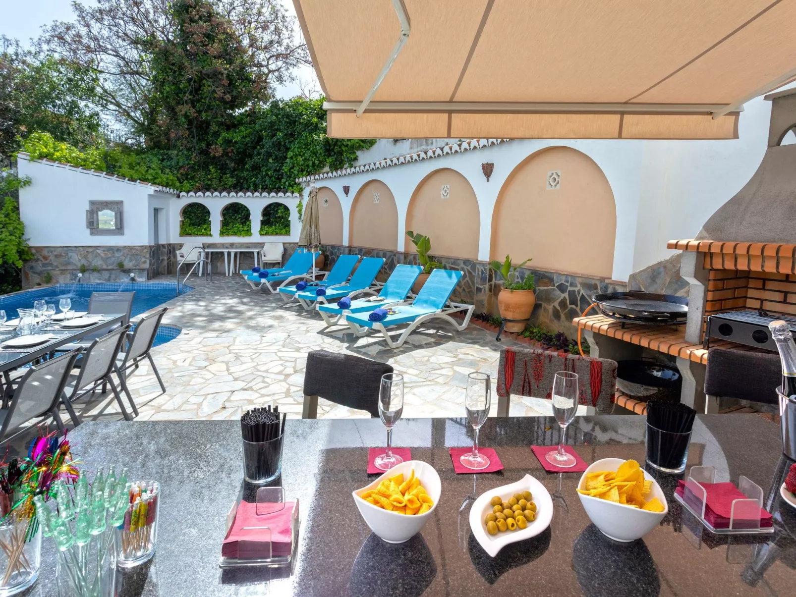 Spa-Spielzimmer mit Außen-Whirlpool und Schwimmbad