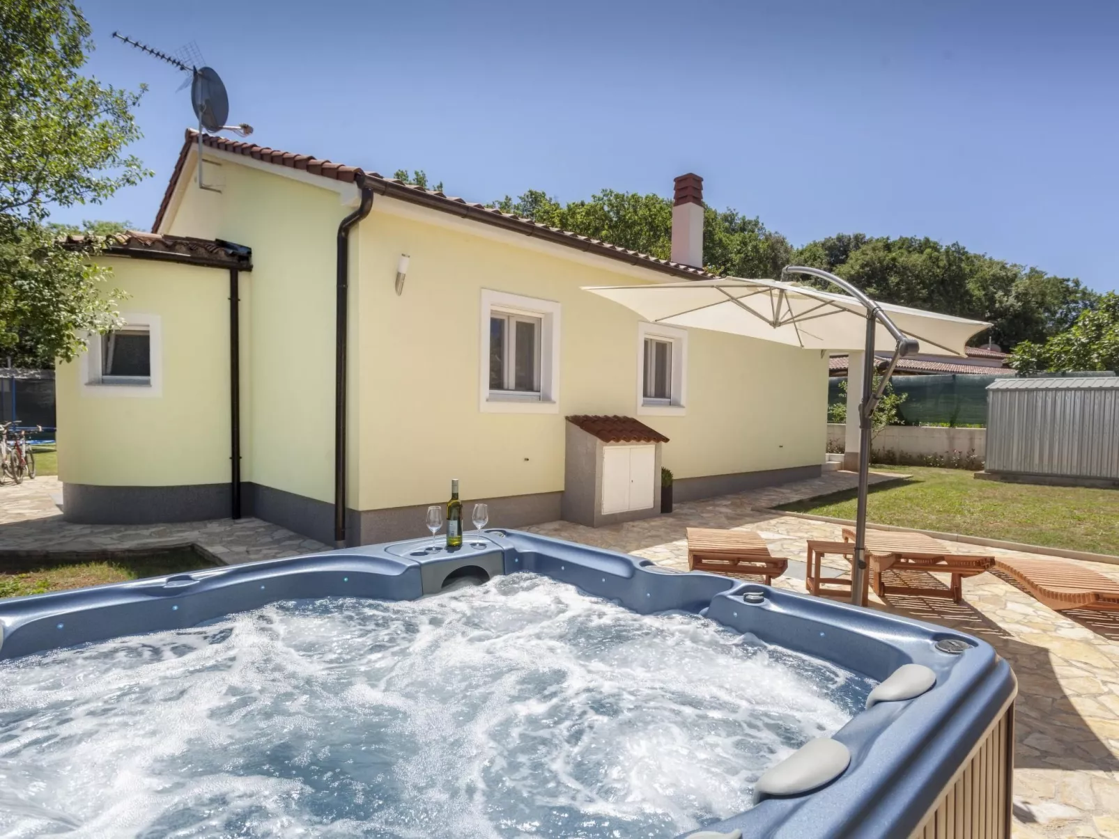 In Vintijan mit Großem Whirlpool-Buiten