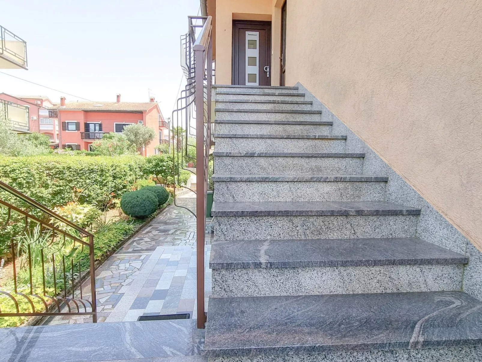 "Nina" mit Blick auf das Wasser-Buiten