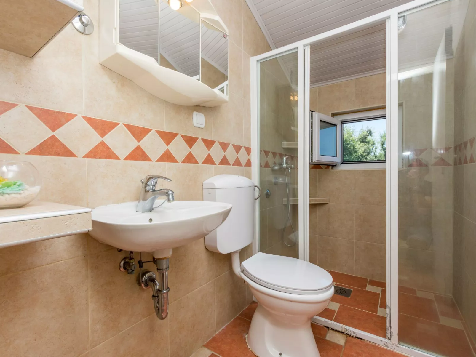 Gemütliche Wohnung mit Meerblick vom Balkon aus-Binnen