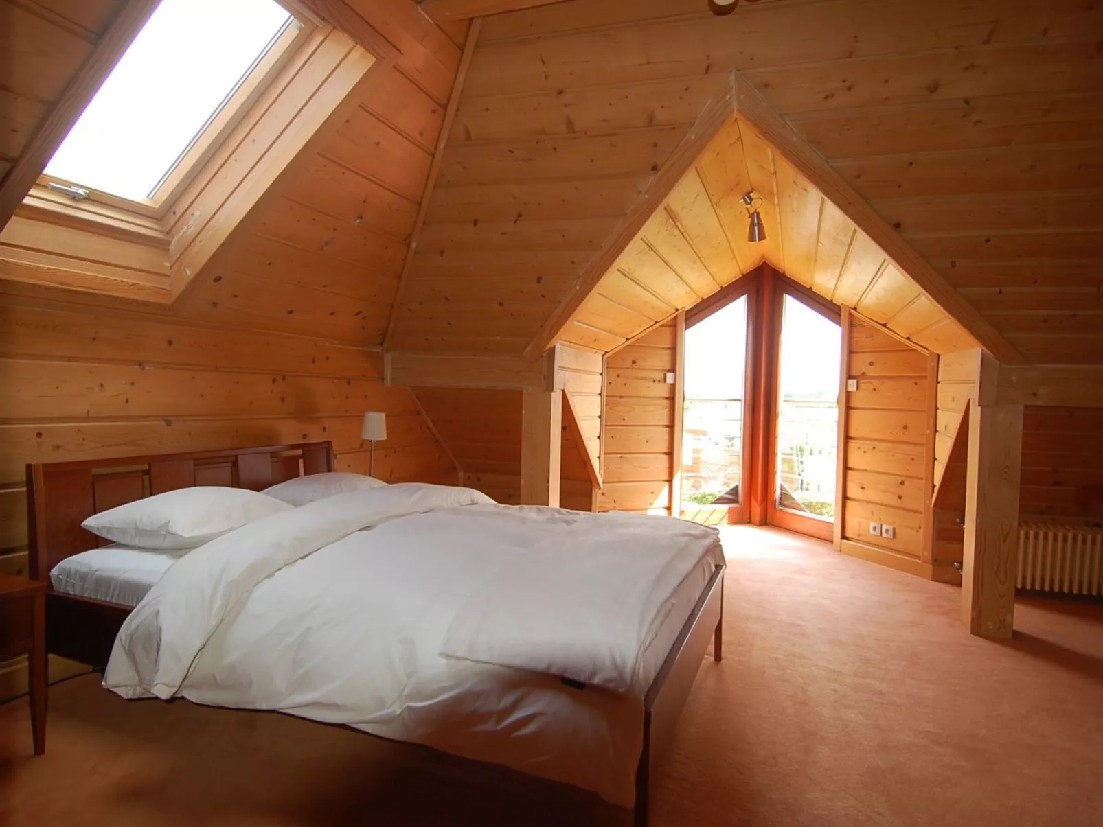 Mit Schwimmbad-Binnen