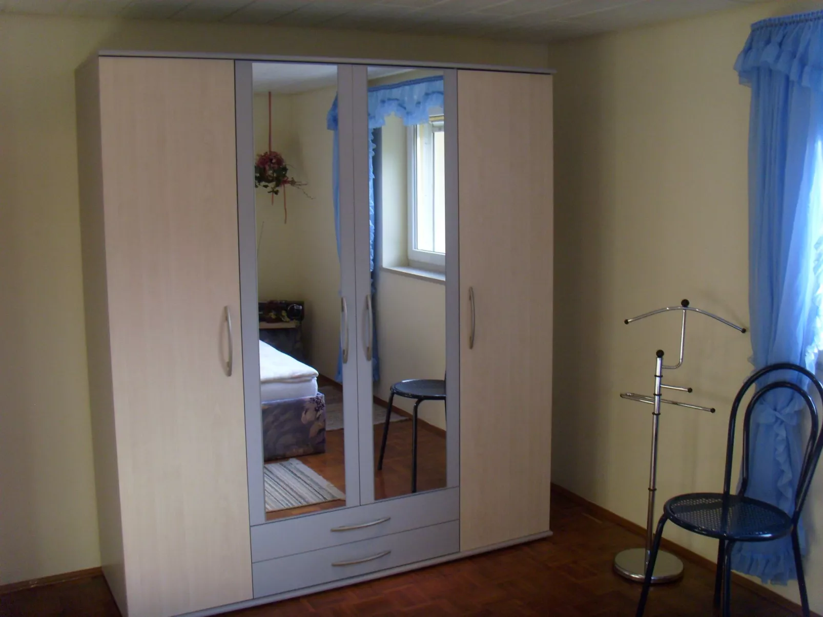 Mit Blick zur Wallfahrtskirche-Binnen