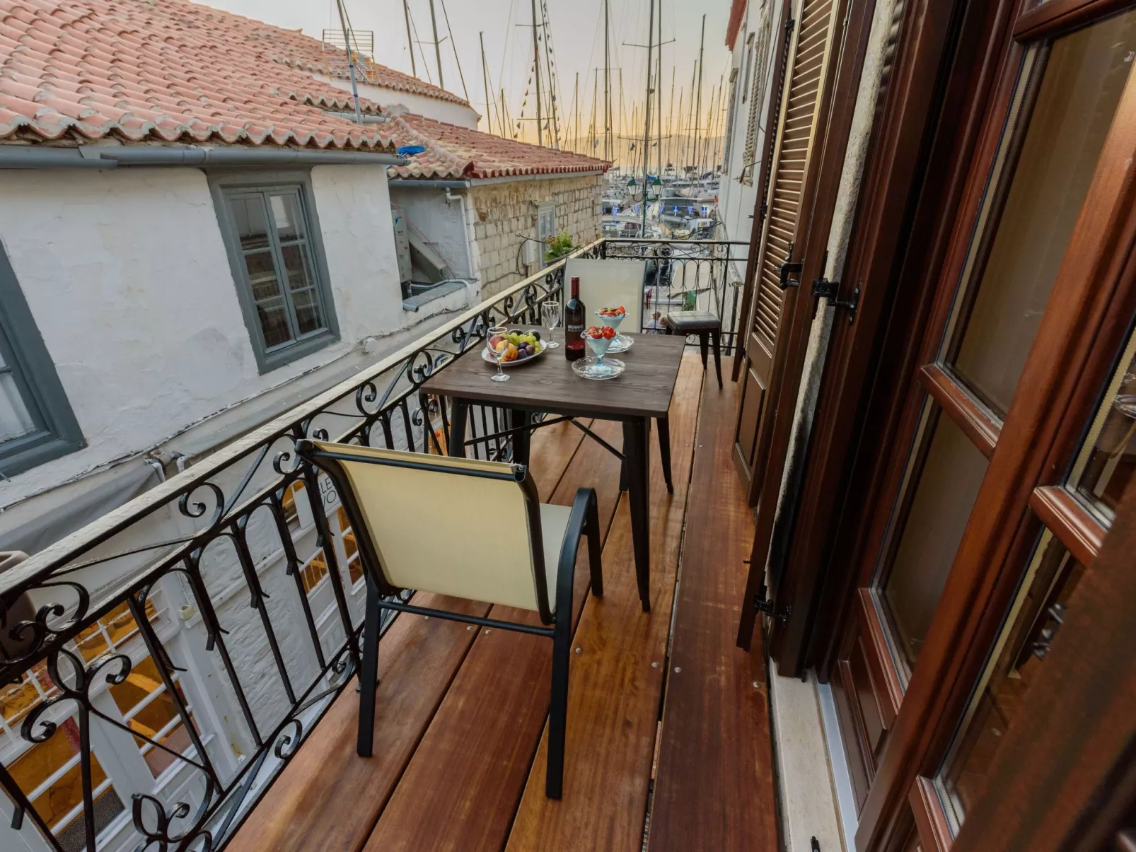 Mit Blick auf das Wasser