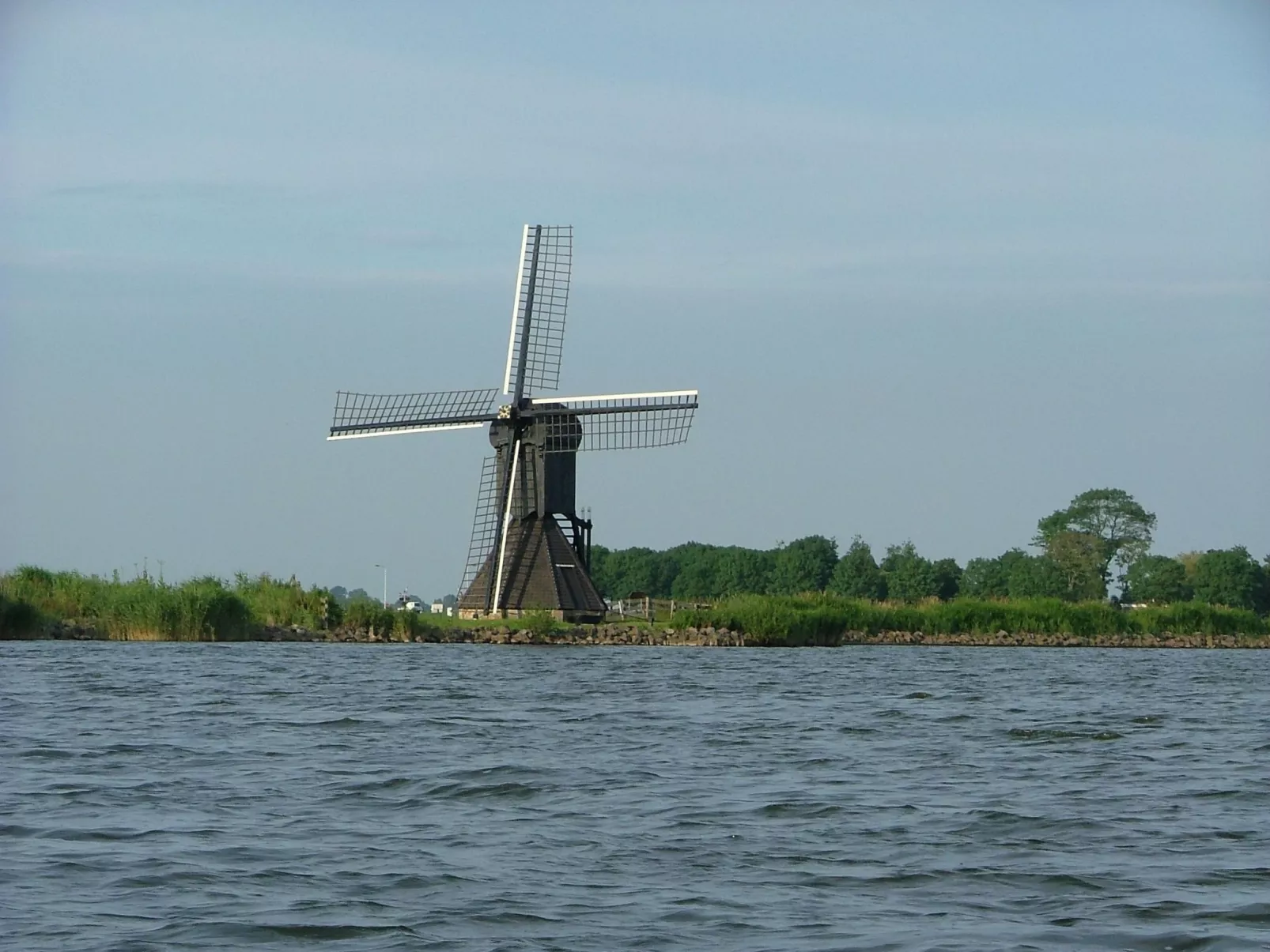 Boot "De Frijheit" mit Blick auf das Wasser-Image-tags.info