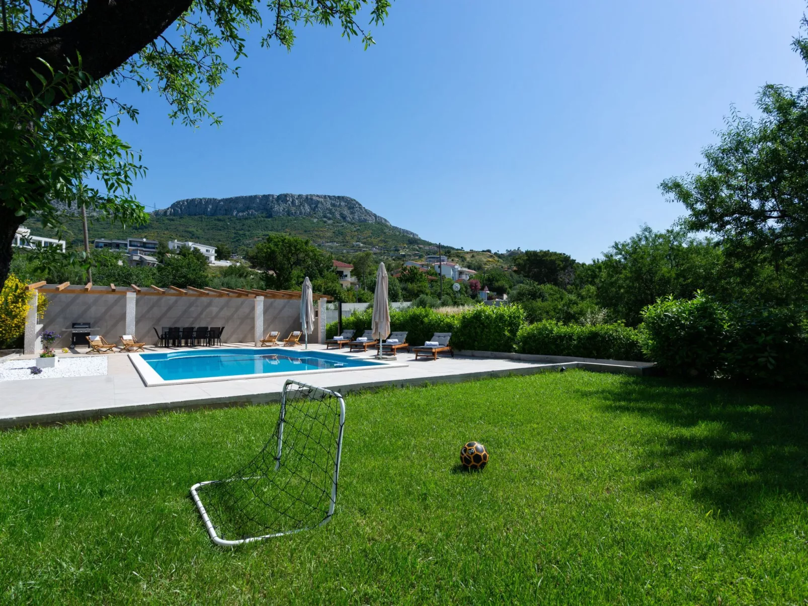 Villa Melki mit großem Privatpool-Buiten