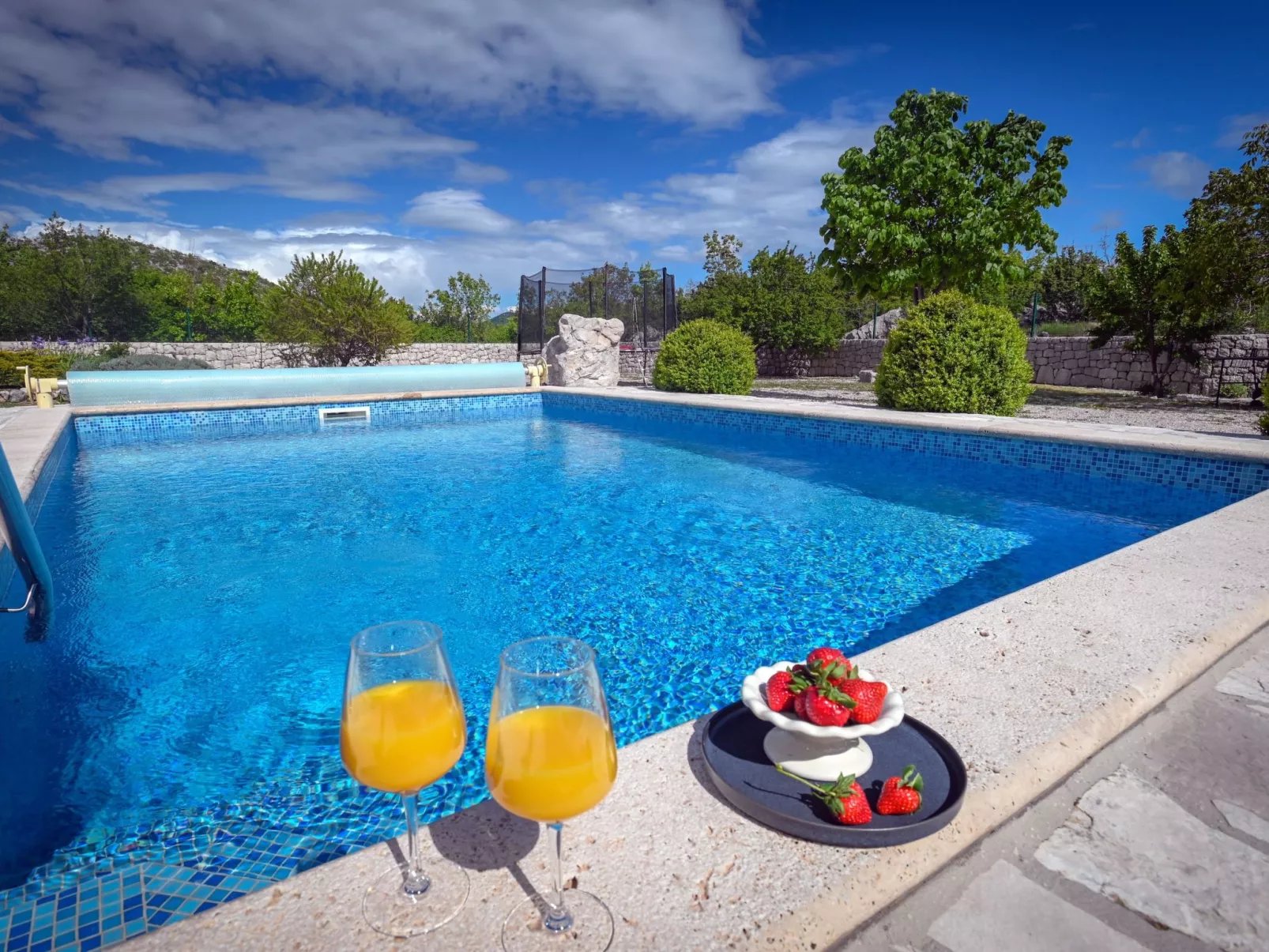 Freistehendes Ferienhaus in Duge Njive mit Privatem Pool-Buiten