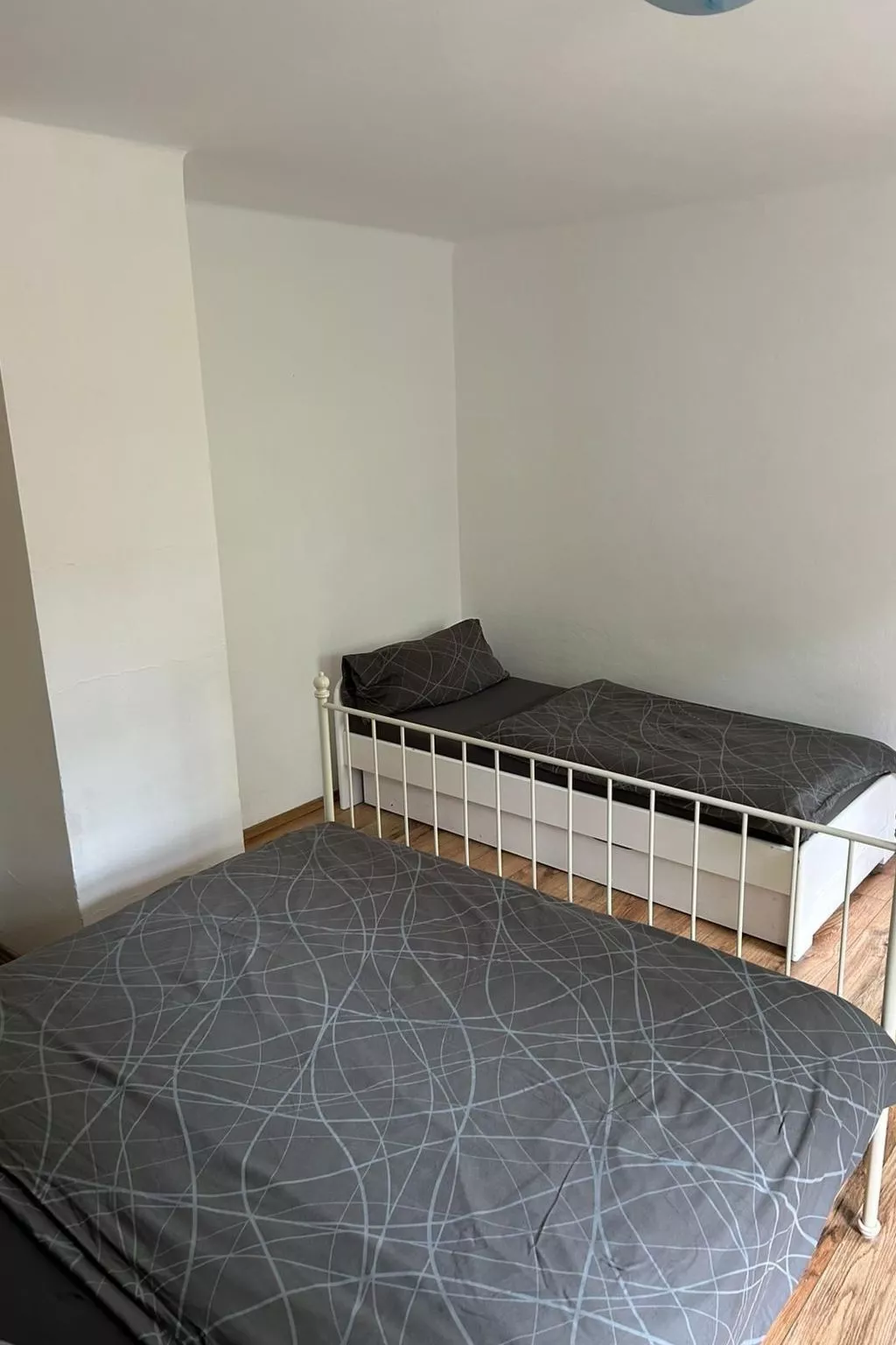 Traditionelles Haus, umgeben von Wäldern in Ralsko-Binnen