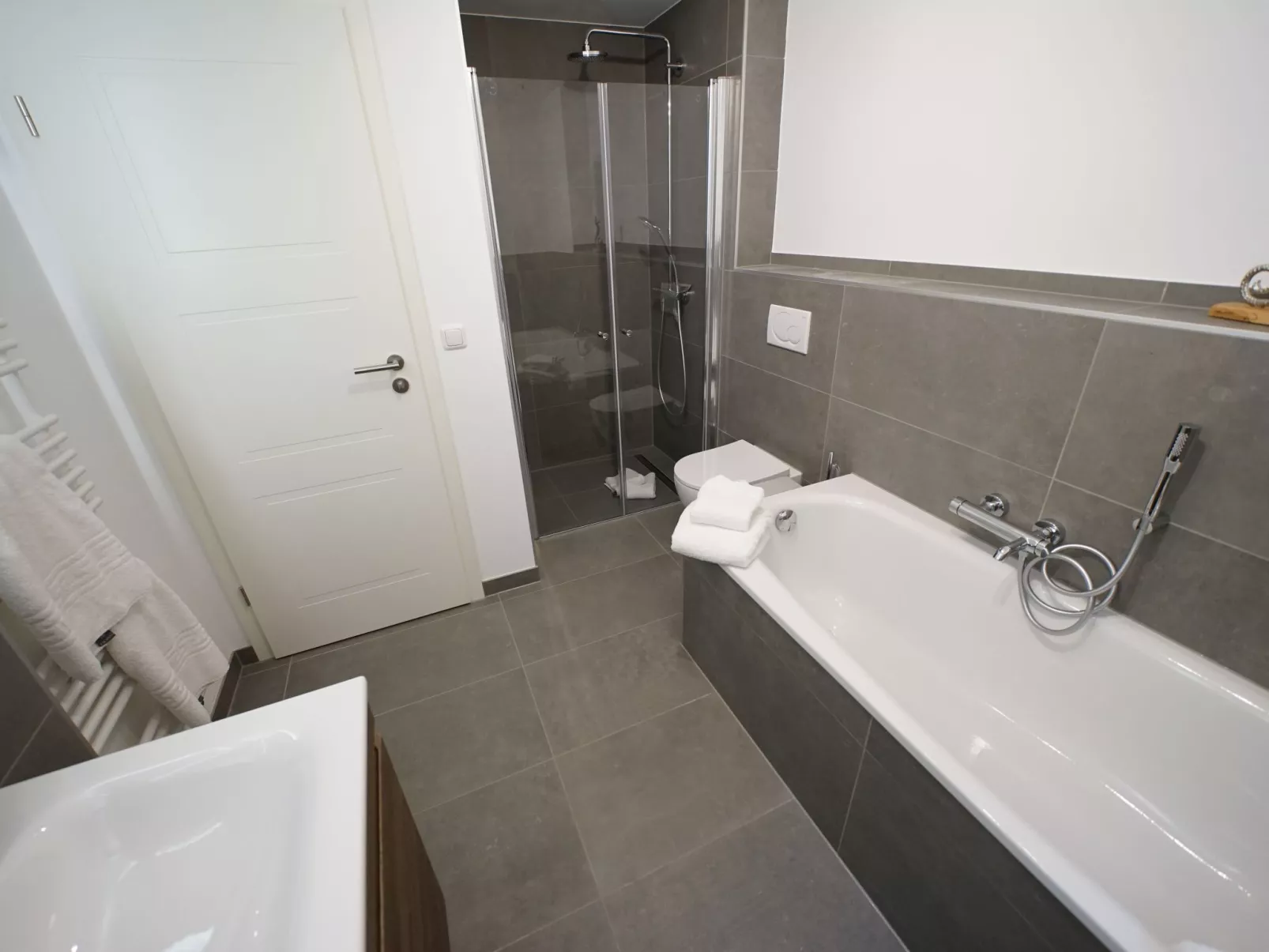 Helle Ferienwohnung mit sonniger Terrasse-Binnen