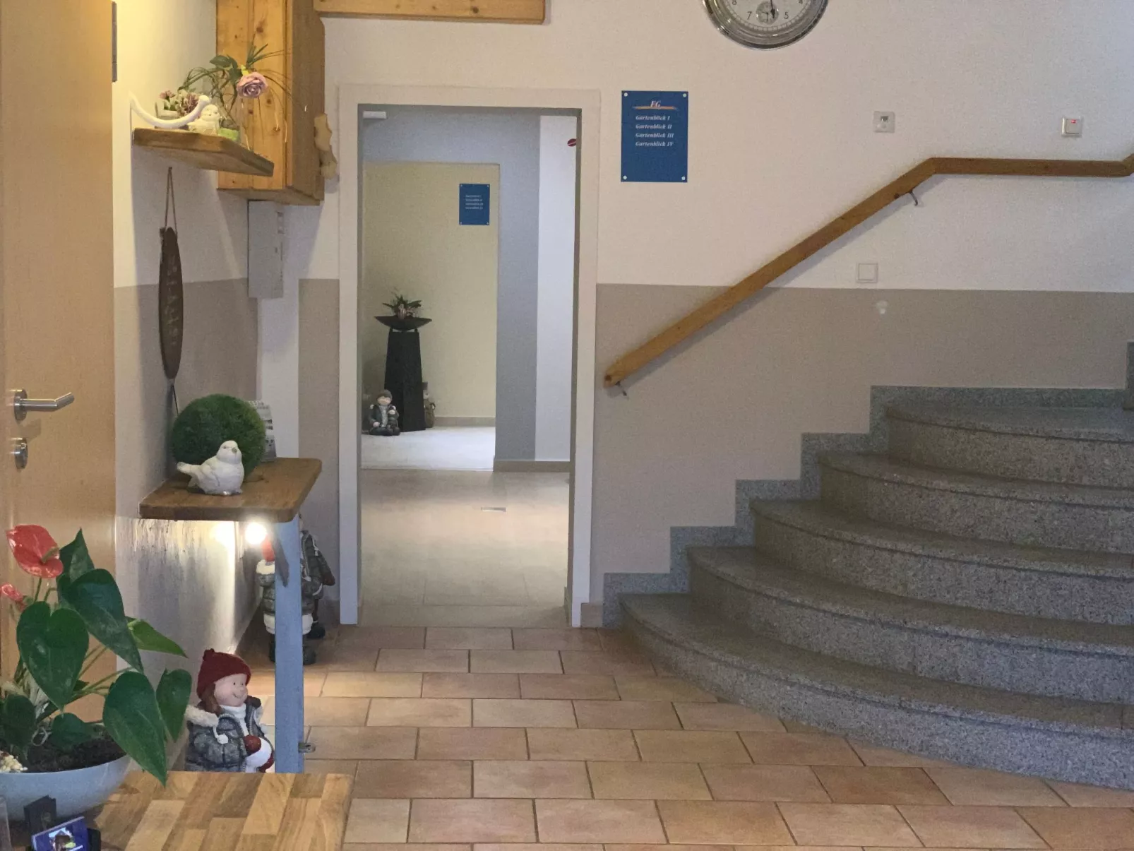 Modern eingerichtete Suite mit Terrasse-Binnen