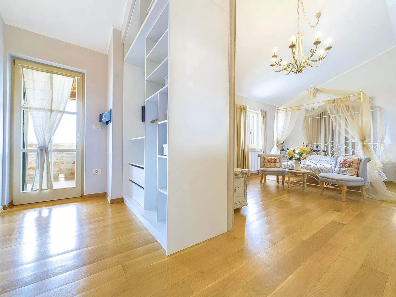 Luxuriöse Villa mit Schwimmbad und großem Garten-Binnen