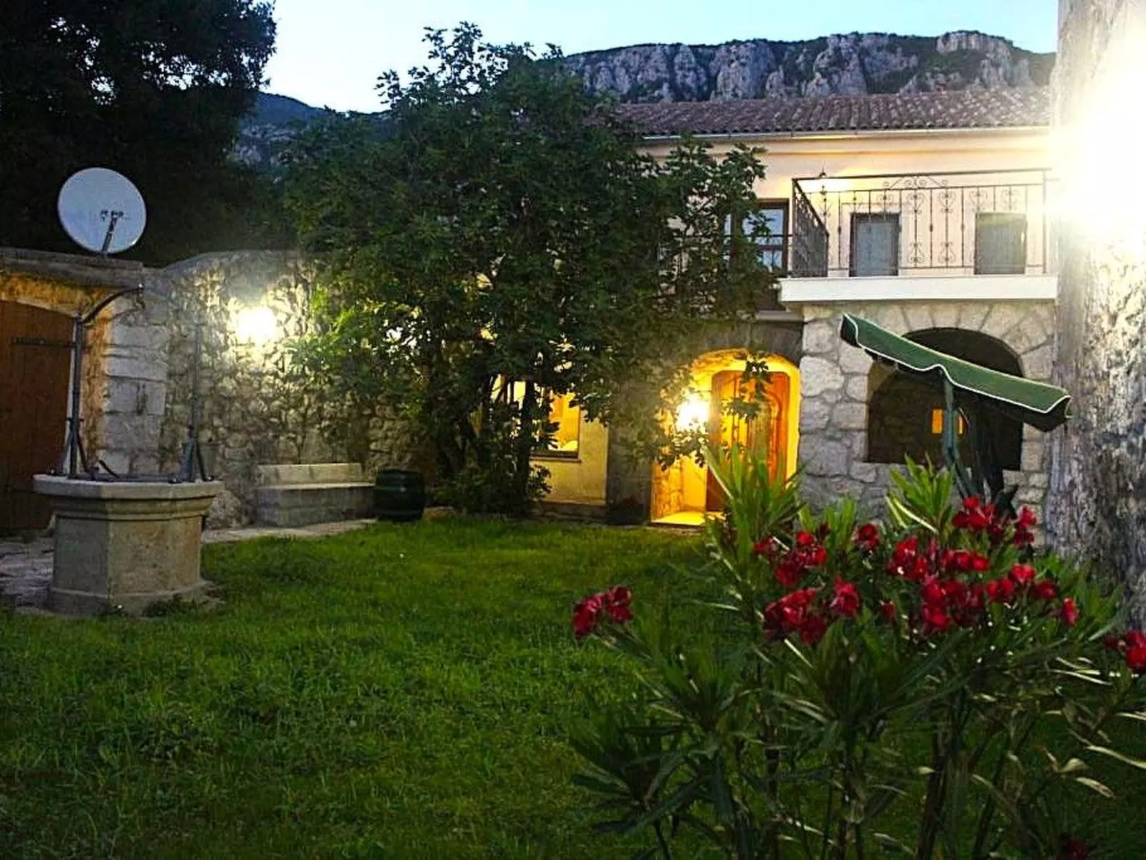 Geräumige Villa mit drei Schlafzimmern und einem ruhigen Garten-Binnen