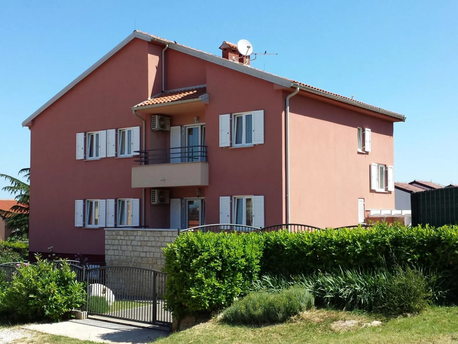 Pinta mit großem Garten-Binnen