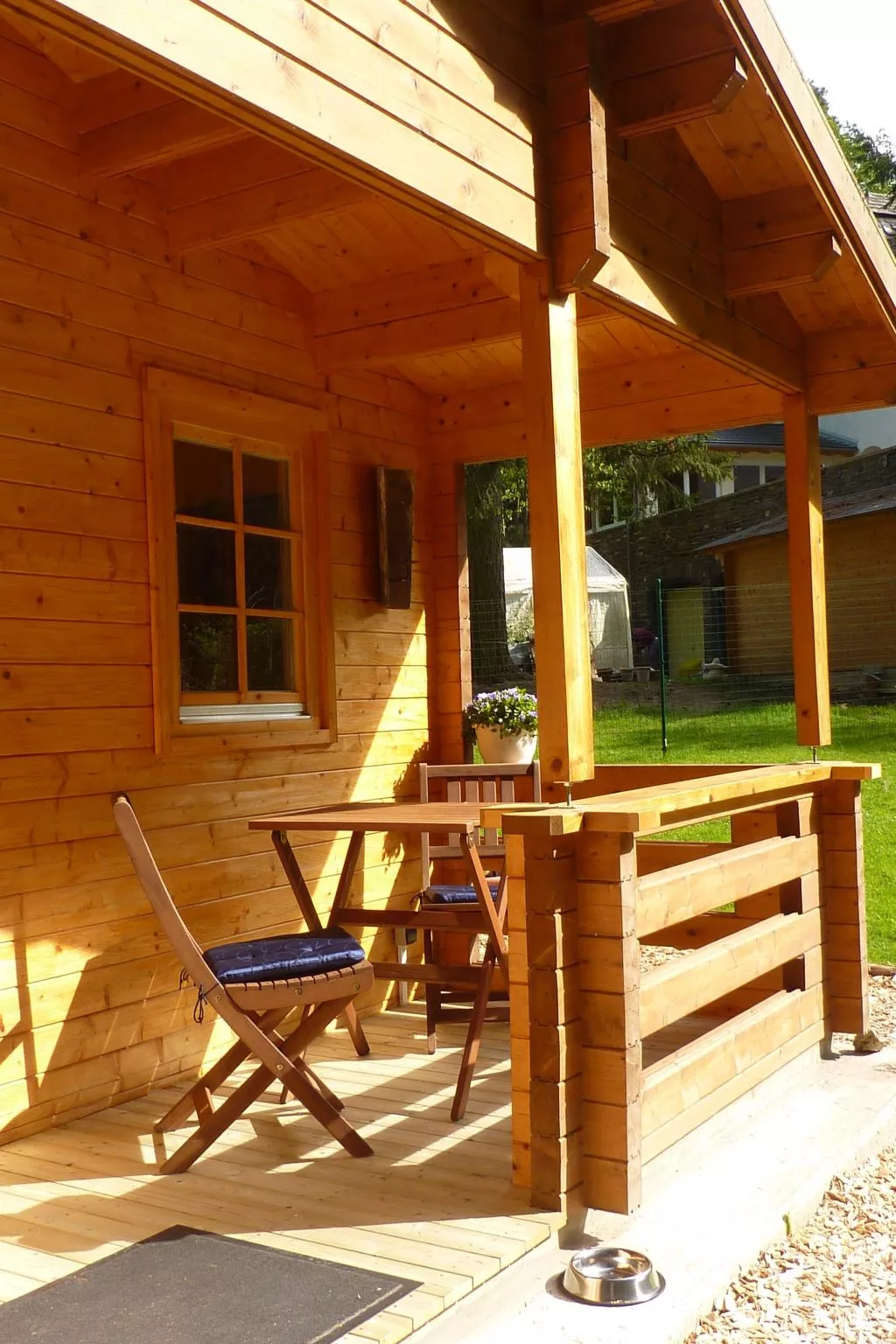 Holz-Blockhaus für vier Personen mit Terrasse-Binnen
