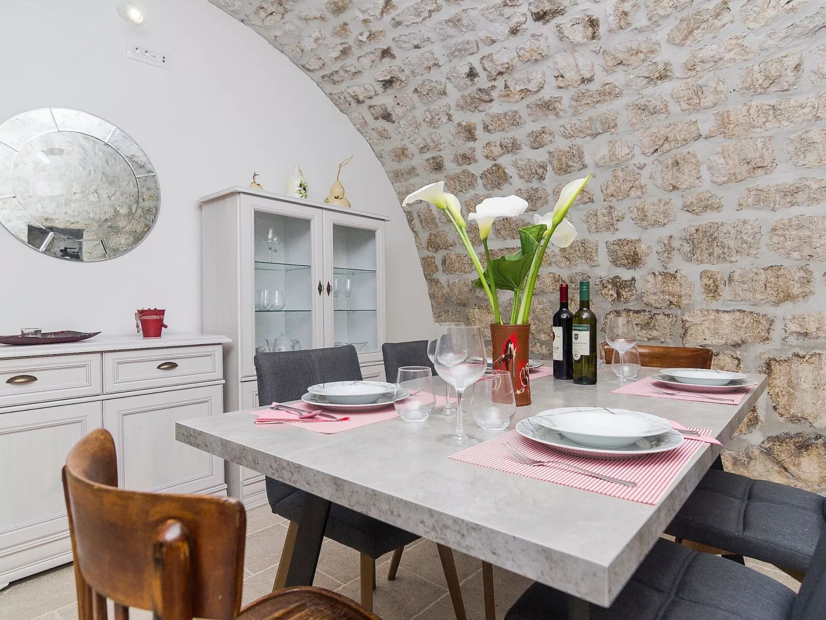 Schönes Steinhaus mit beheiztem Pool, Terrasse m-Binnen