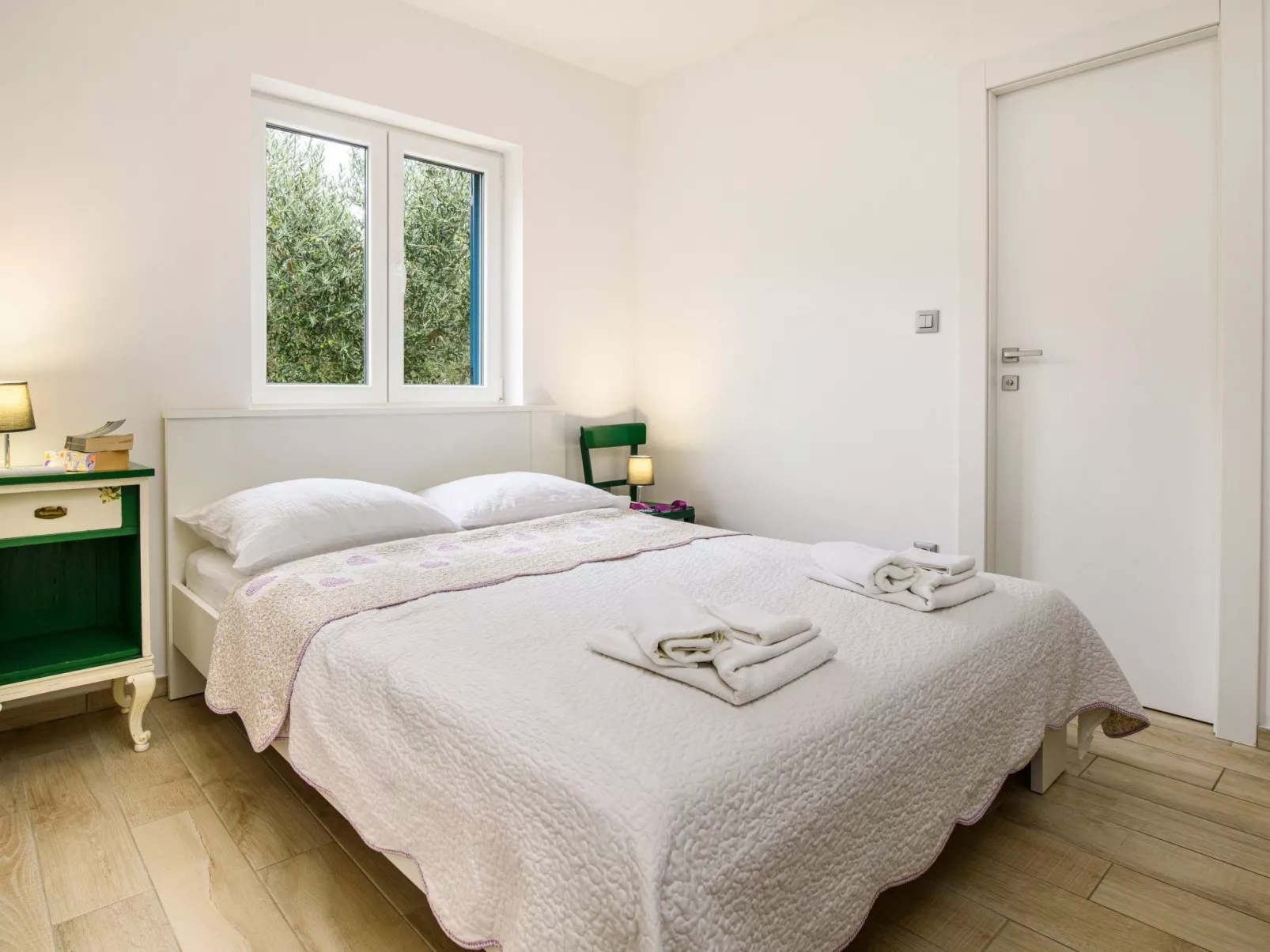 Alleinstehendes Ferienhaus mit Pool und drei Sch-Binnen