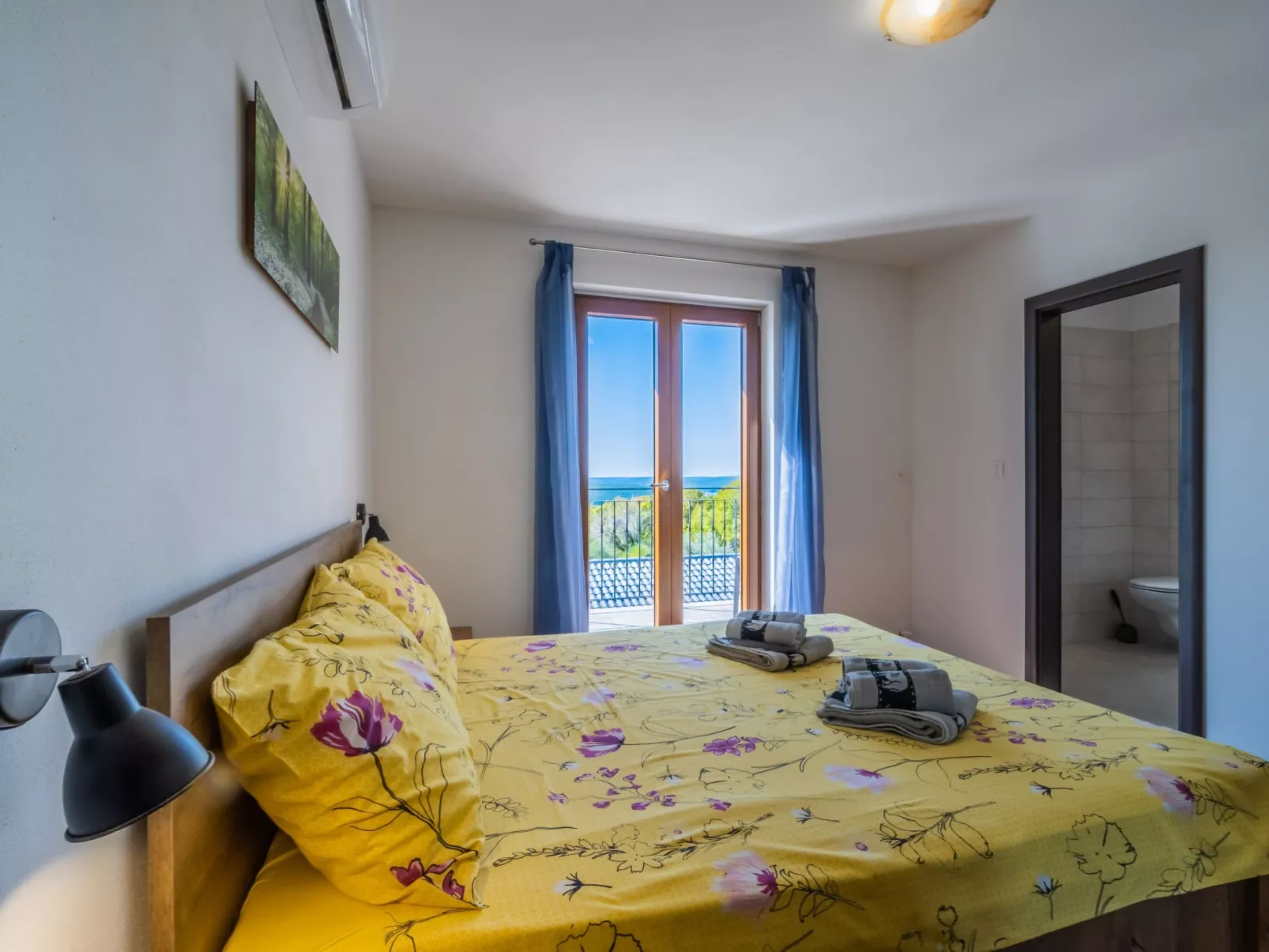 Elegantes Escape mit Pool und Panoramablick-Binnen