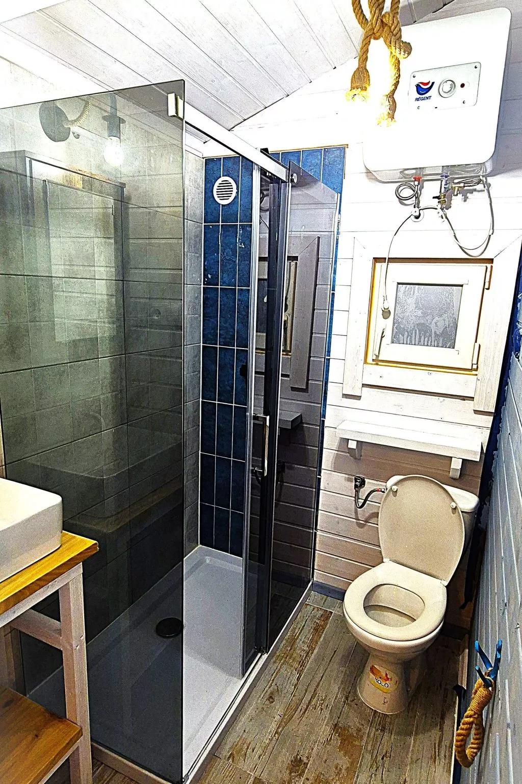 Mit Schwimmbad-Binnen