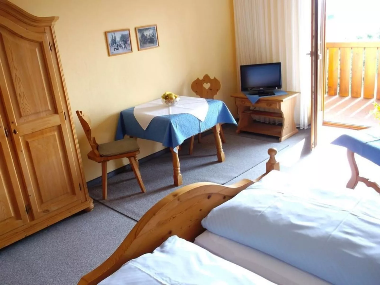 Appartementhaus mit Balkon und Gemeinschaftsgart - Binnen