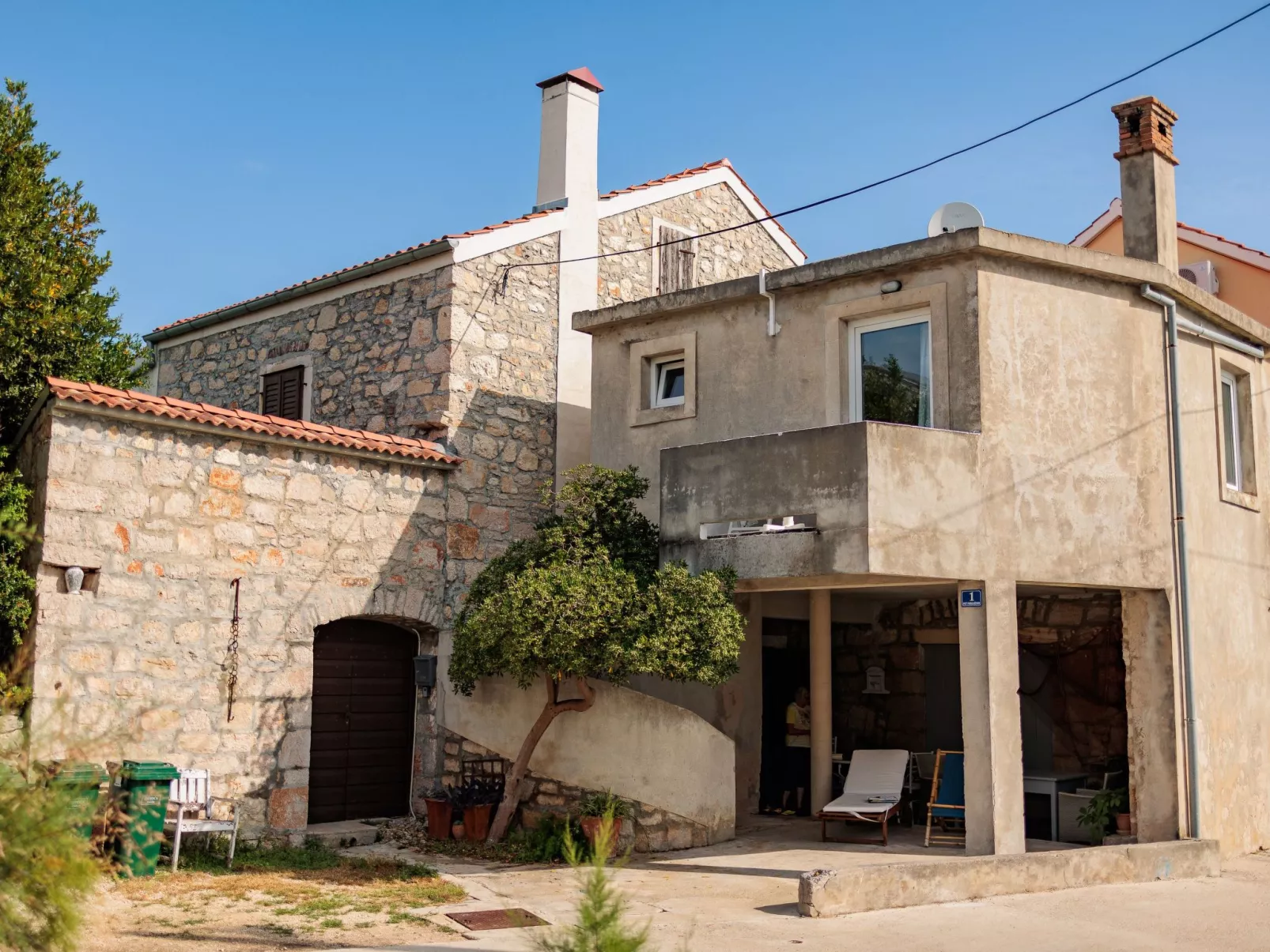 Traditionelles Steinhaus am Meer in Preko-Binnen