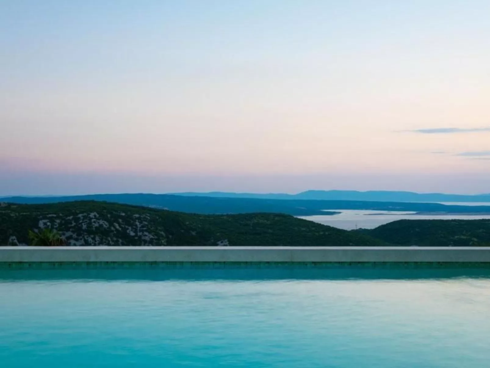 Designferienhaus mit Hot Tub-Buiten