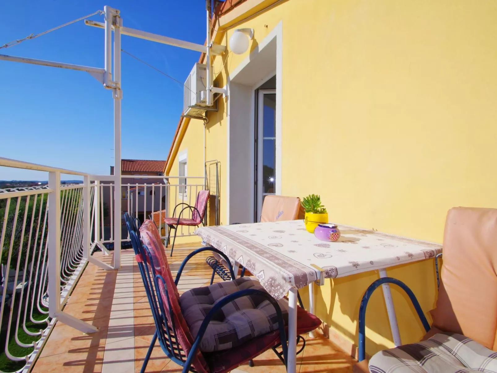 "Krešo" mit Balkon-Buiten