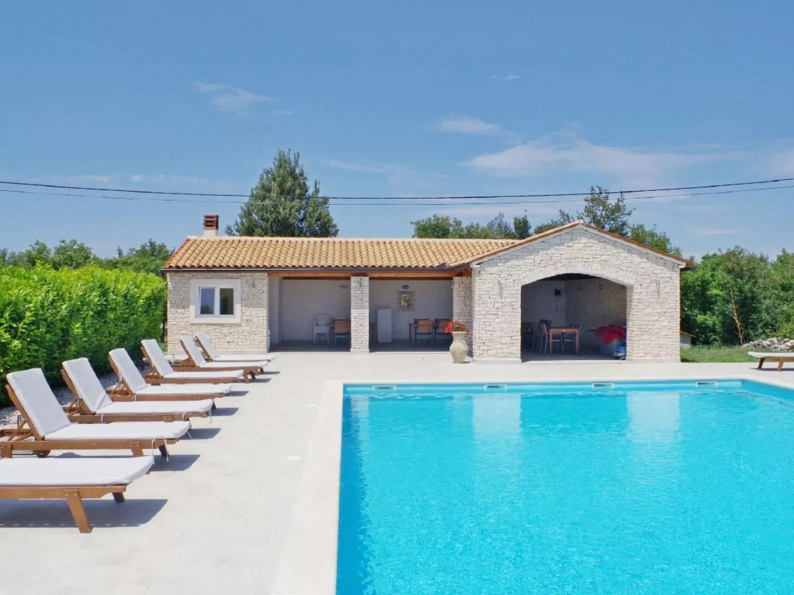 Appartement in Rakalj mit gemeinsamem Pool, Terrasse und Grill-Buiten