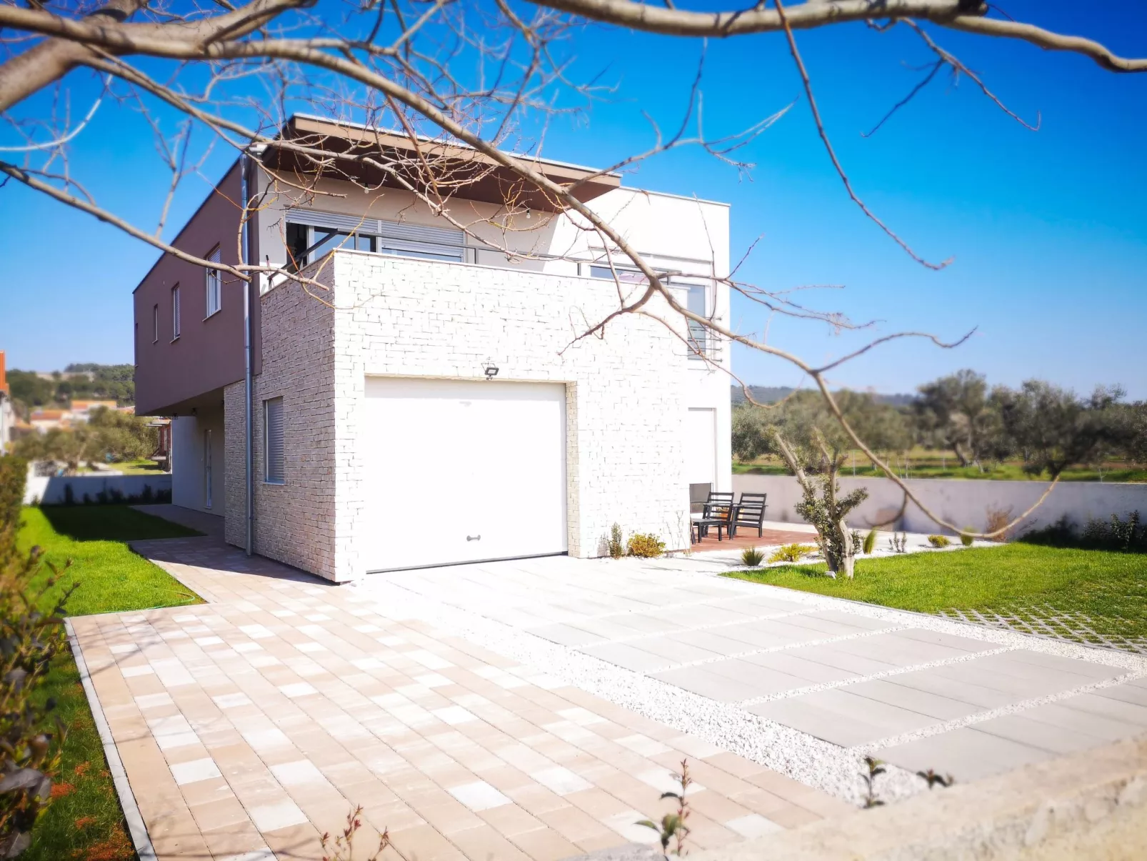 Große Wohnung in Bibinje mit Möblierter Terrasse-Buiten