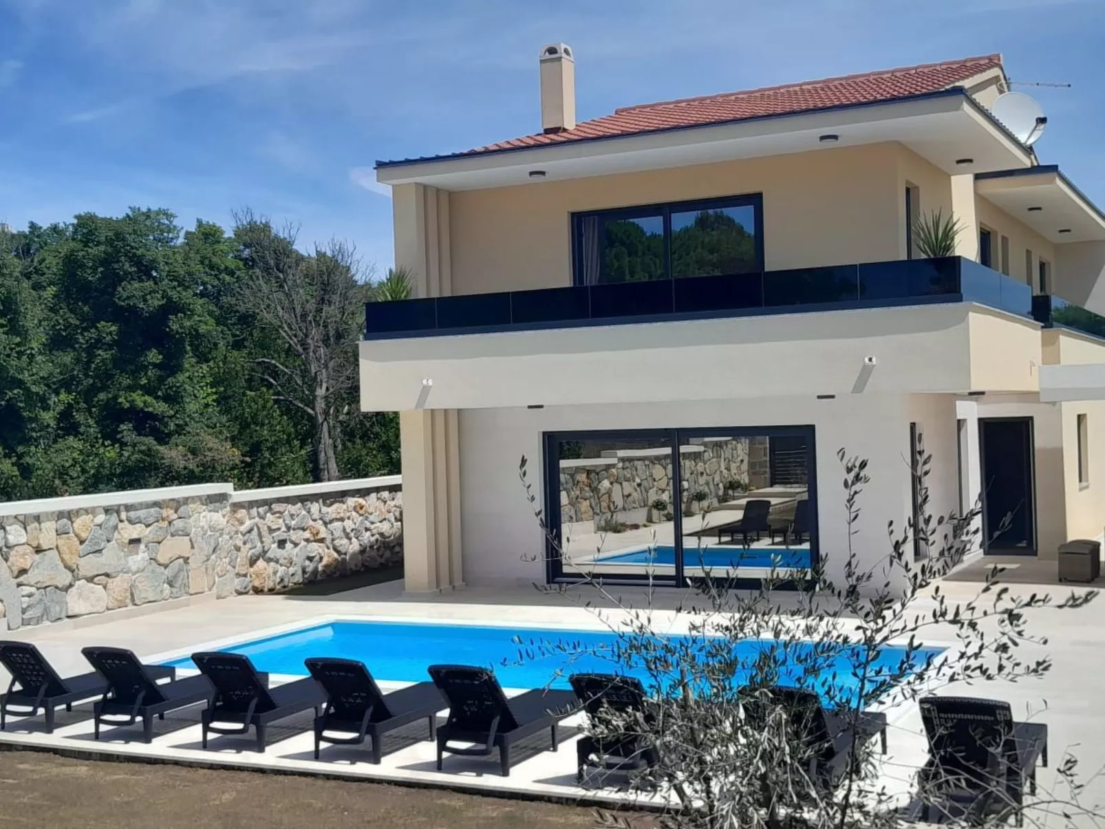 Neue Luxusvilla mit Pool - Agentur TA Leut-Image-tags.info