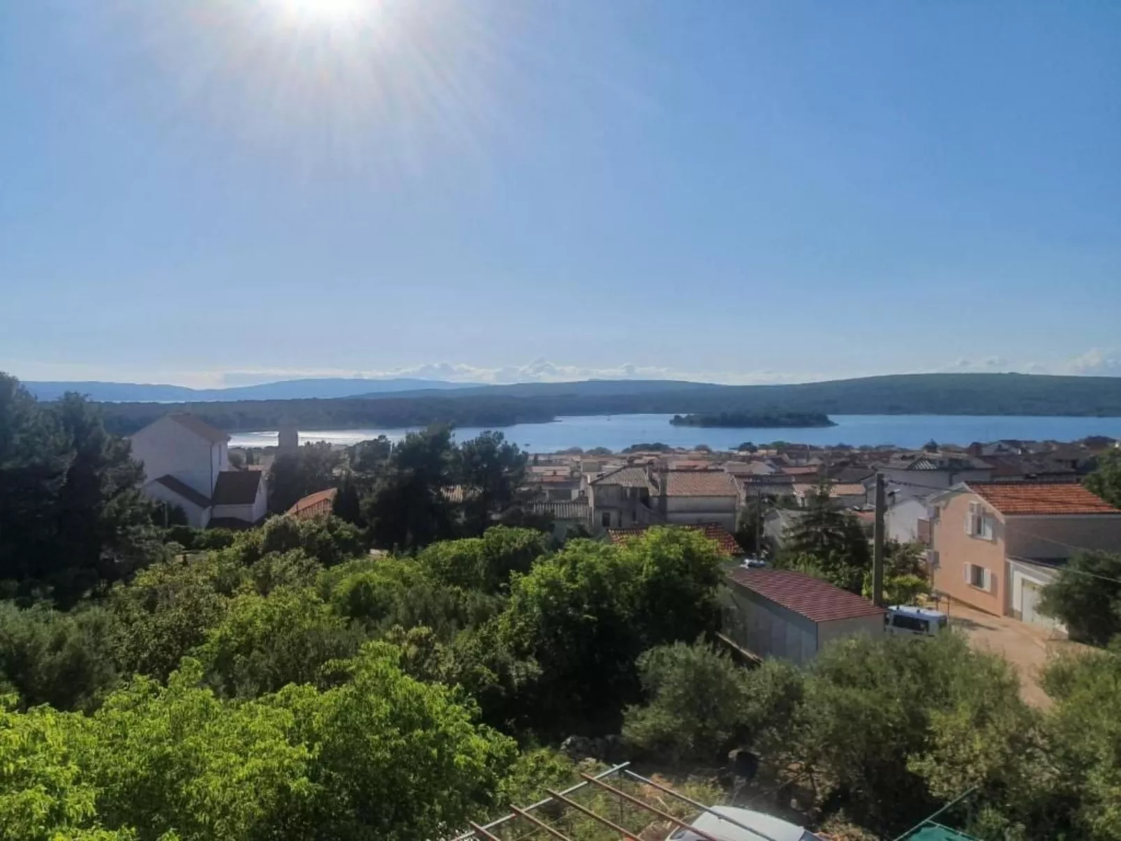"Nikica" mit Blick auf das Meer-Binnen