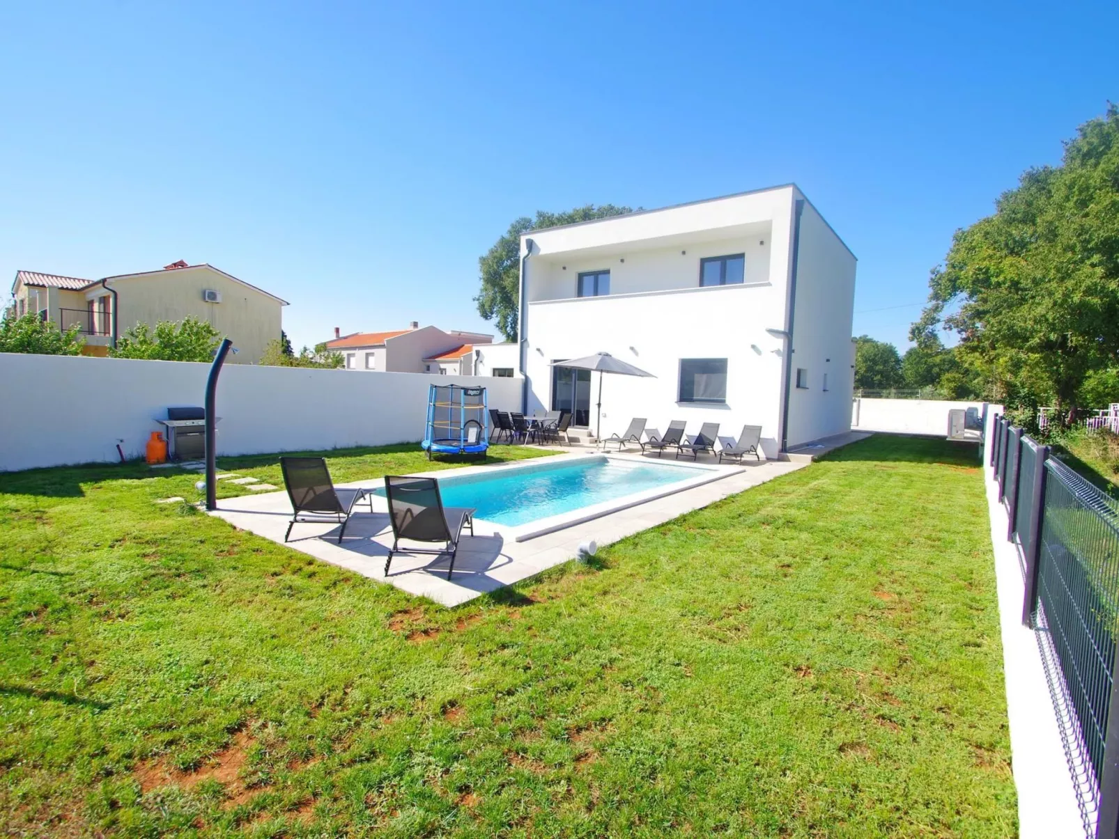 Mit privatem Pool, Dorf Šišan-Buiten