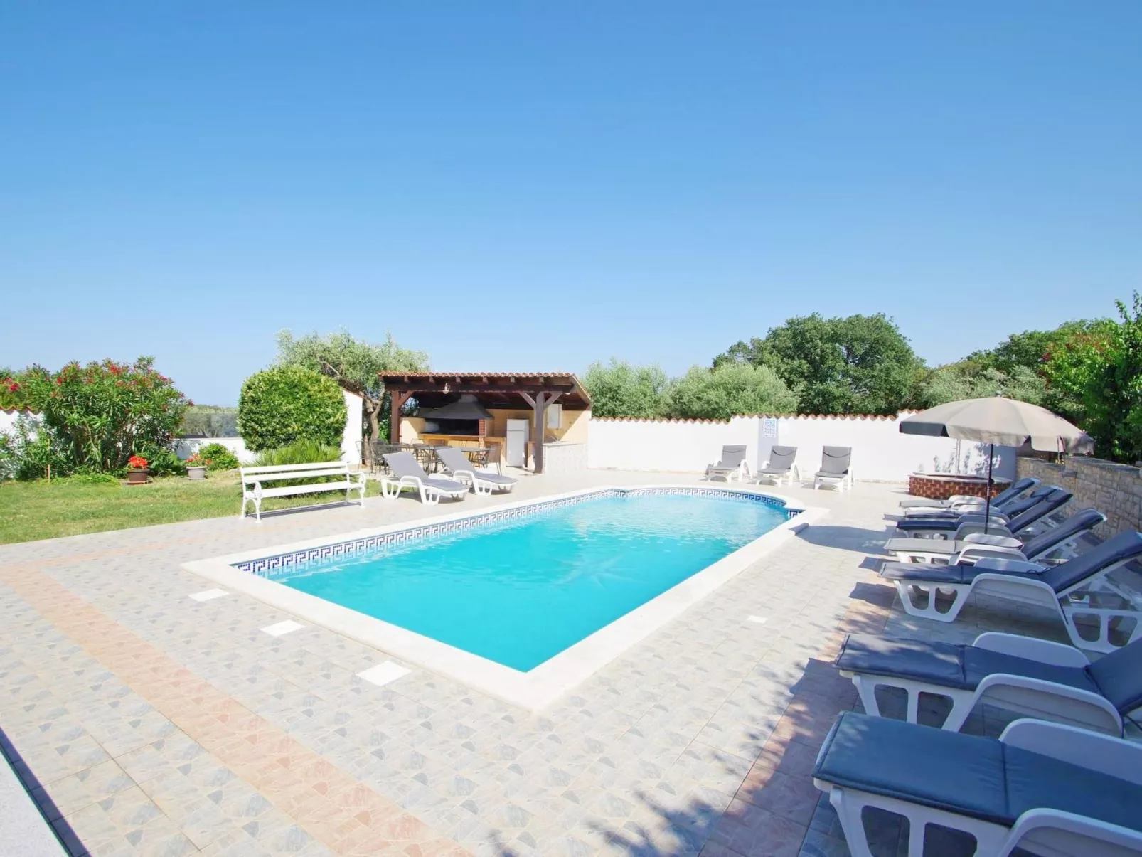 In Banjole mit Gemeinschaftspool-Buiten