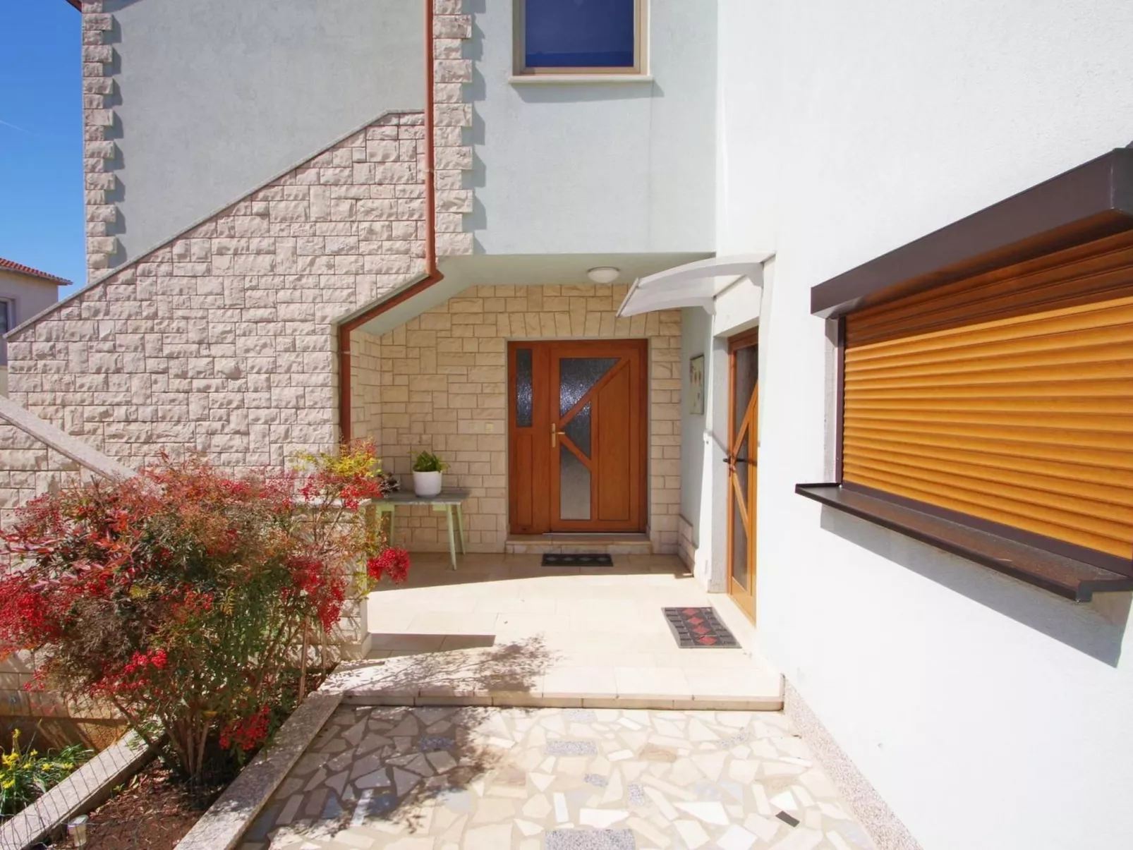 Geräumige Wohnung mit schöner Terrasse und Garten-Buiten