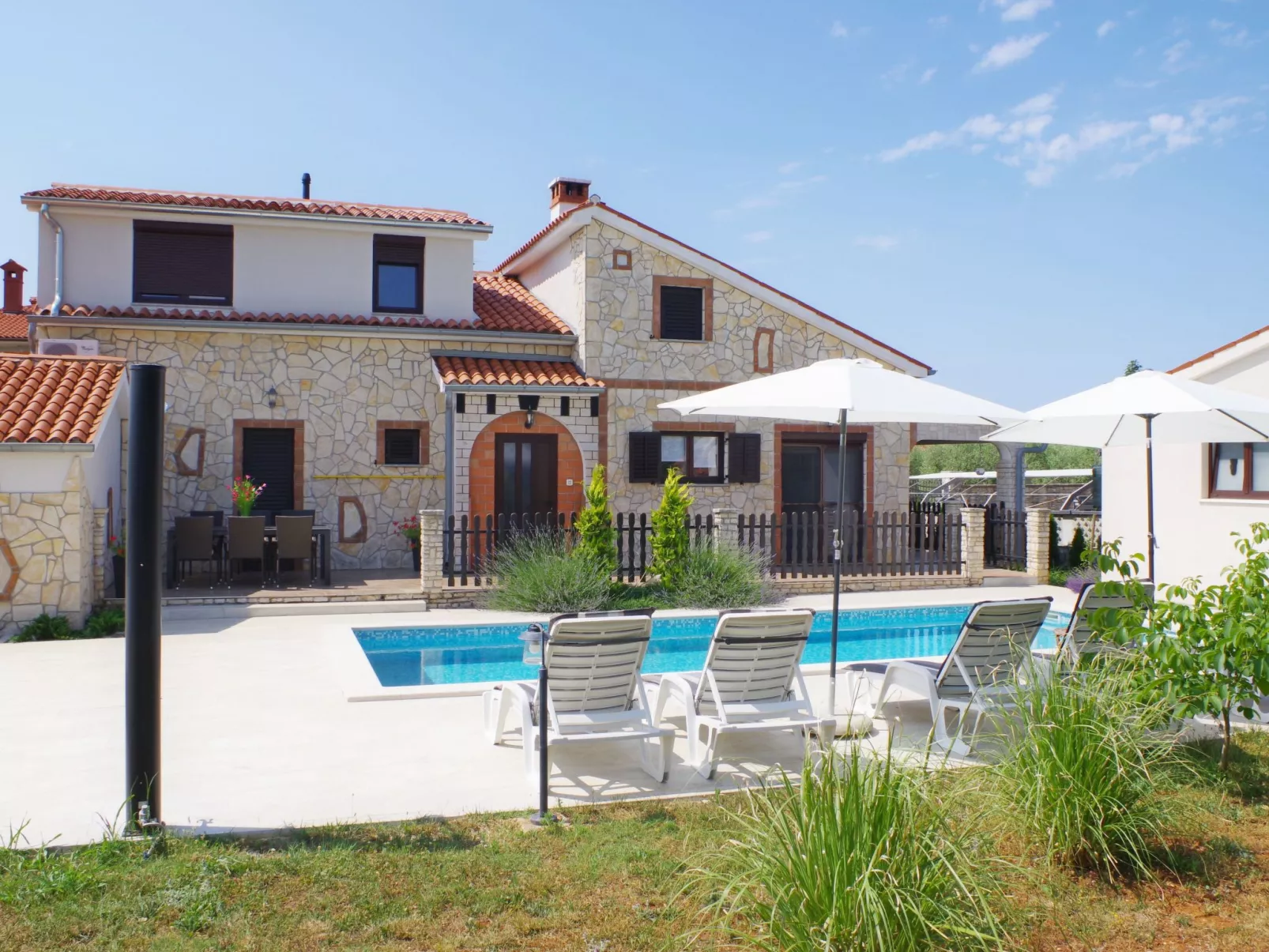 Geräumiges Ferienhaus mit 4 Schlafzimmern und privatem Pool-Buiten