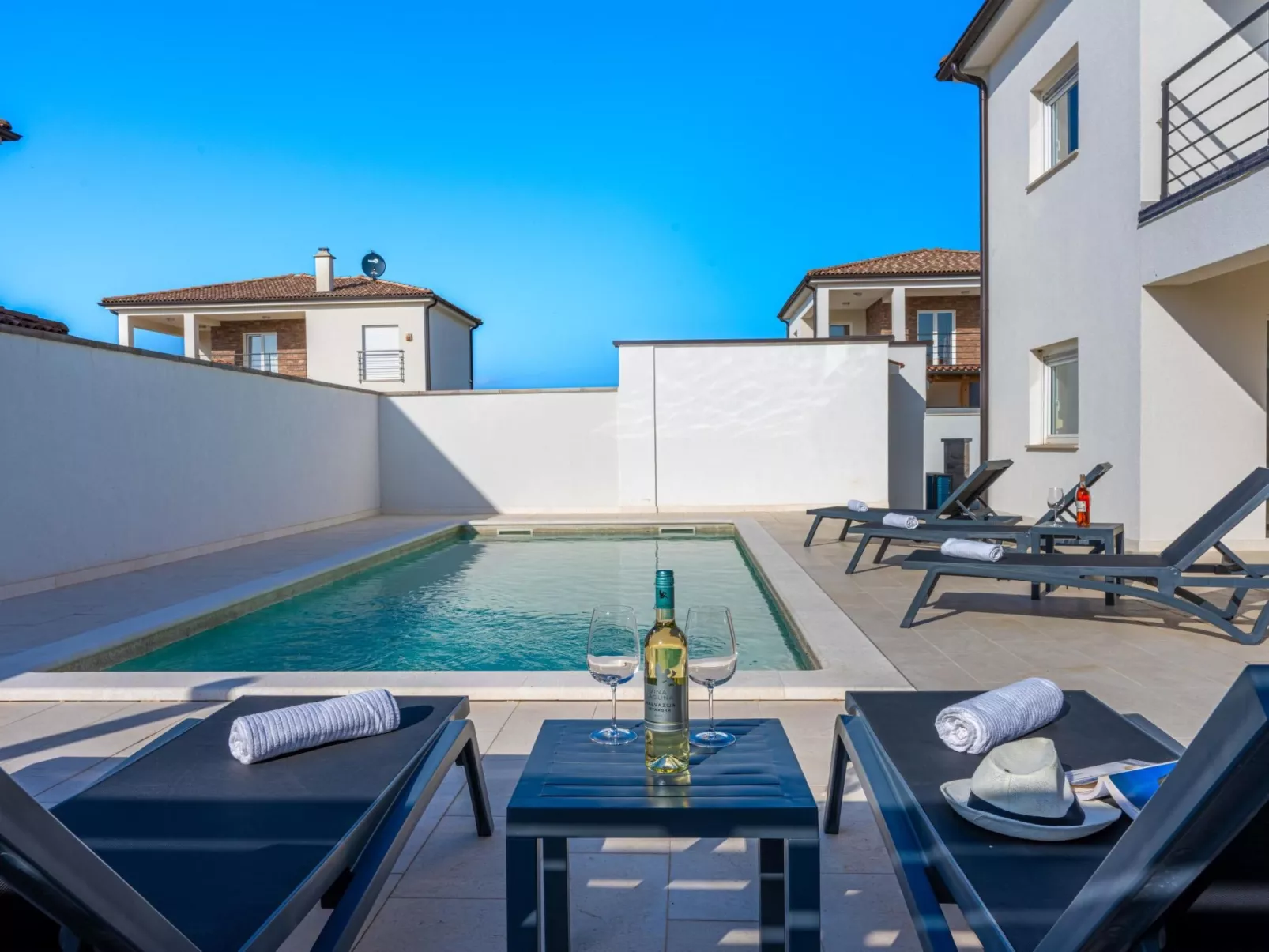 4 Schlafzimmer, 3 Badezimmer, Küche, Wohnzimmer, privater Pool, Grill-Buiten