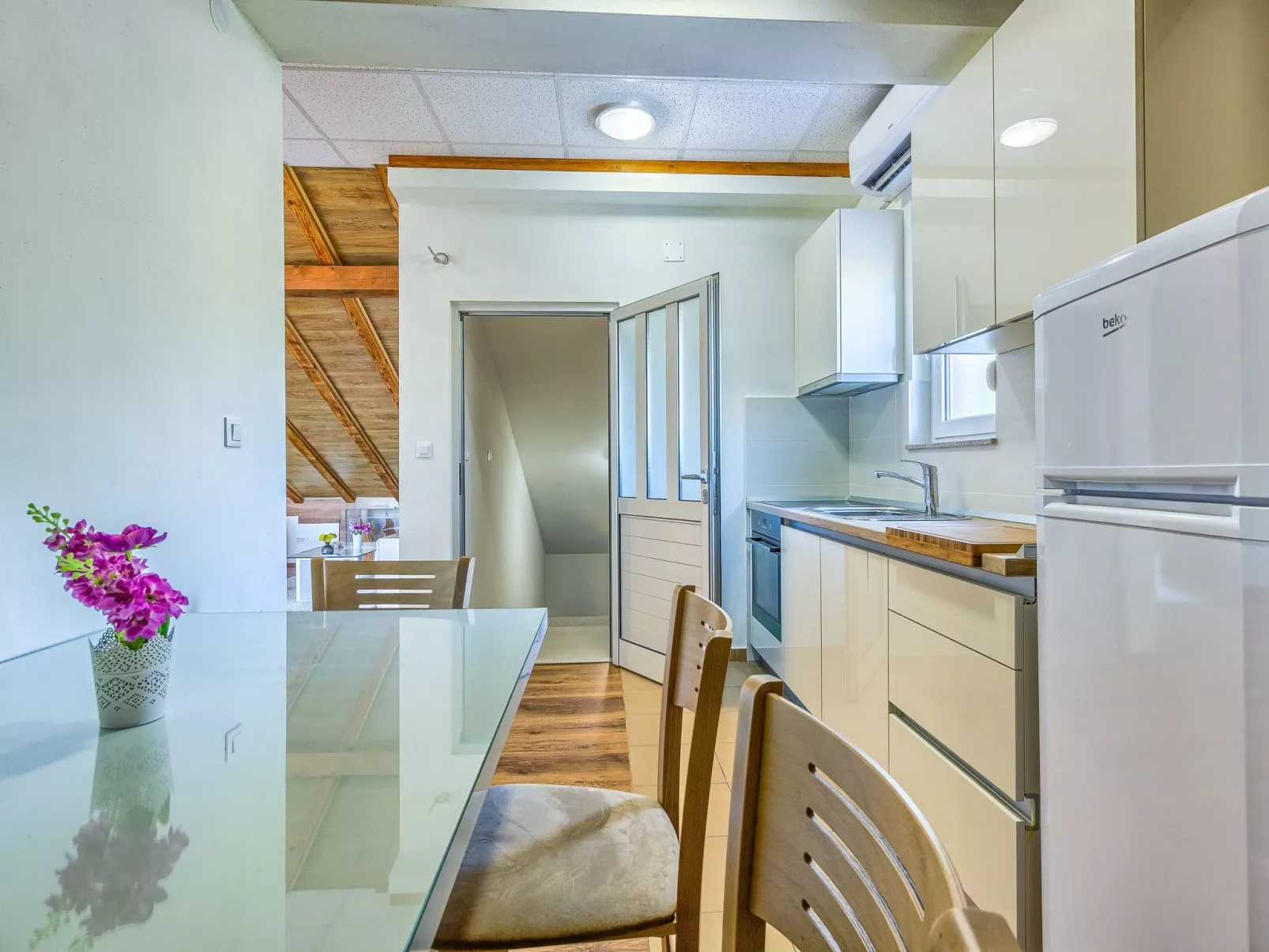 "Villa Rock" mit Blick auf das Wasser-Binnen